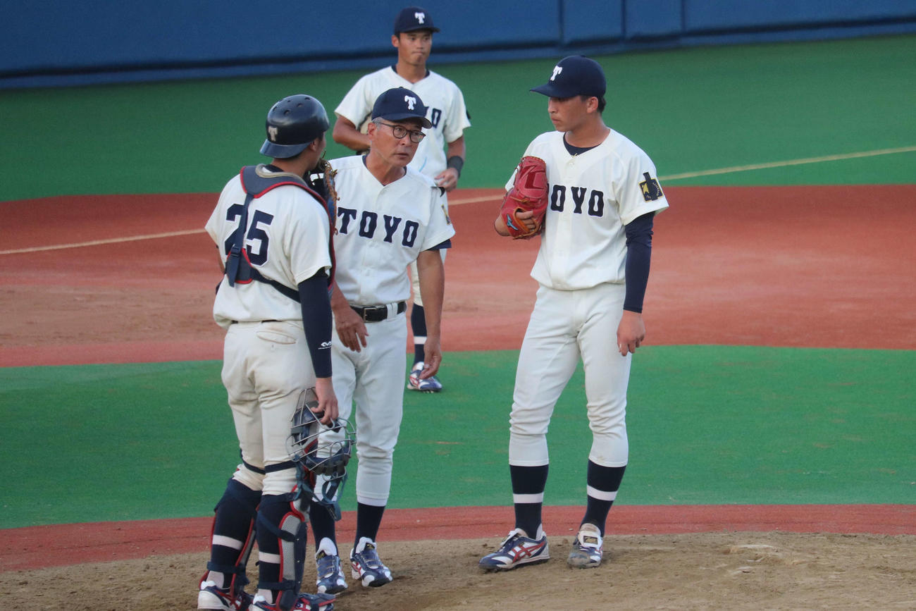 1対1で迎えた8回裏、先頭をに四球を出したところで、マウンドの細野晴希に声をかけに行く杉本泰彦監督。細野の左ソデには、杉本監督が縫い付けた喪章がつけられていた（撮影・保坂淑子）