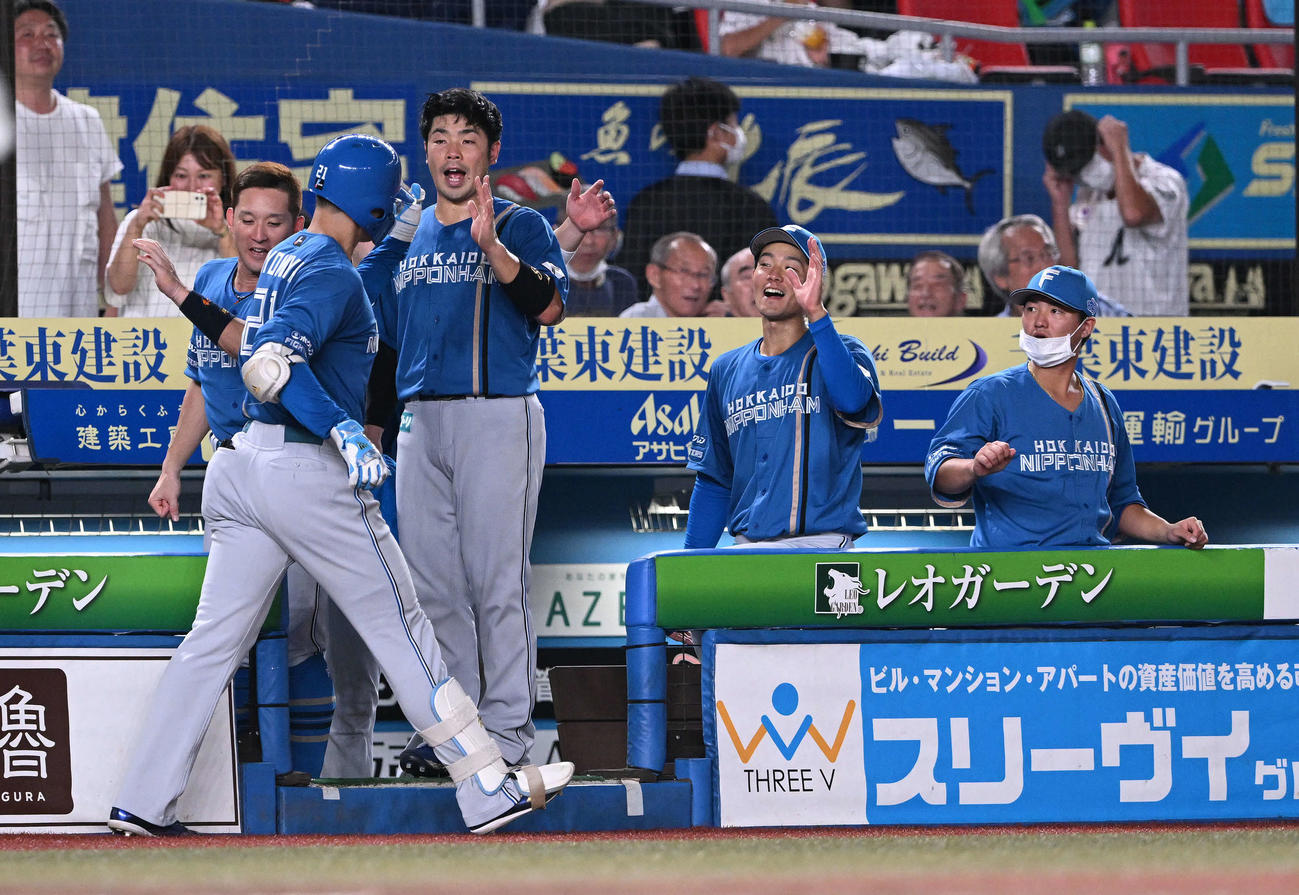 ロッテ対日本ハム　4回表日本ハム1死二塁、2点本塁打を放った清宮（手前）は生還しチームメートとタッチを交わす（撮影・滝沢徹郎）