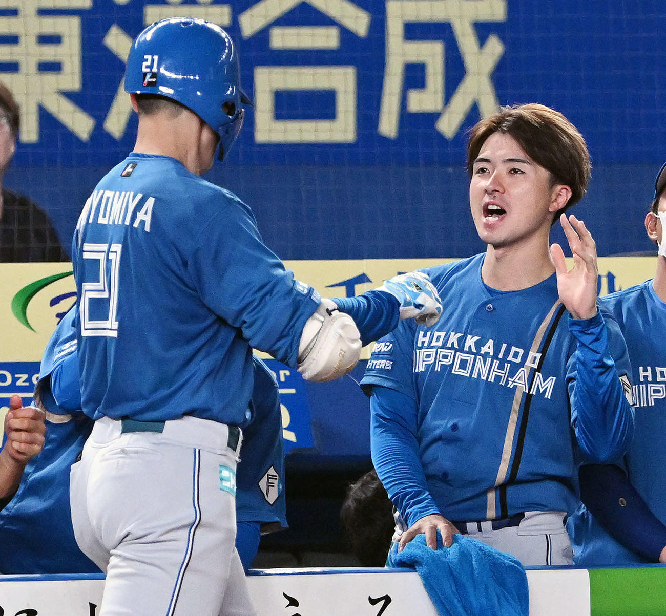 ロッテ対日本ハム　4回表日本ハム1死二塁、2点本塁打を放った清宮（左）を迎える上沢（撮影・滝沢徹郎）