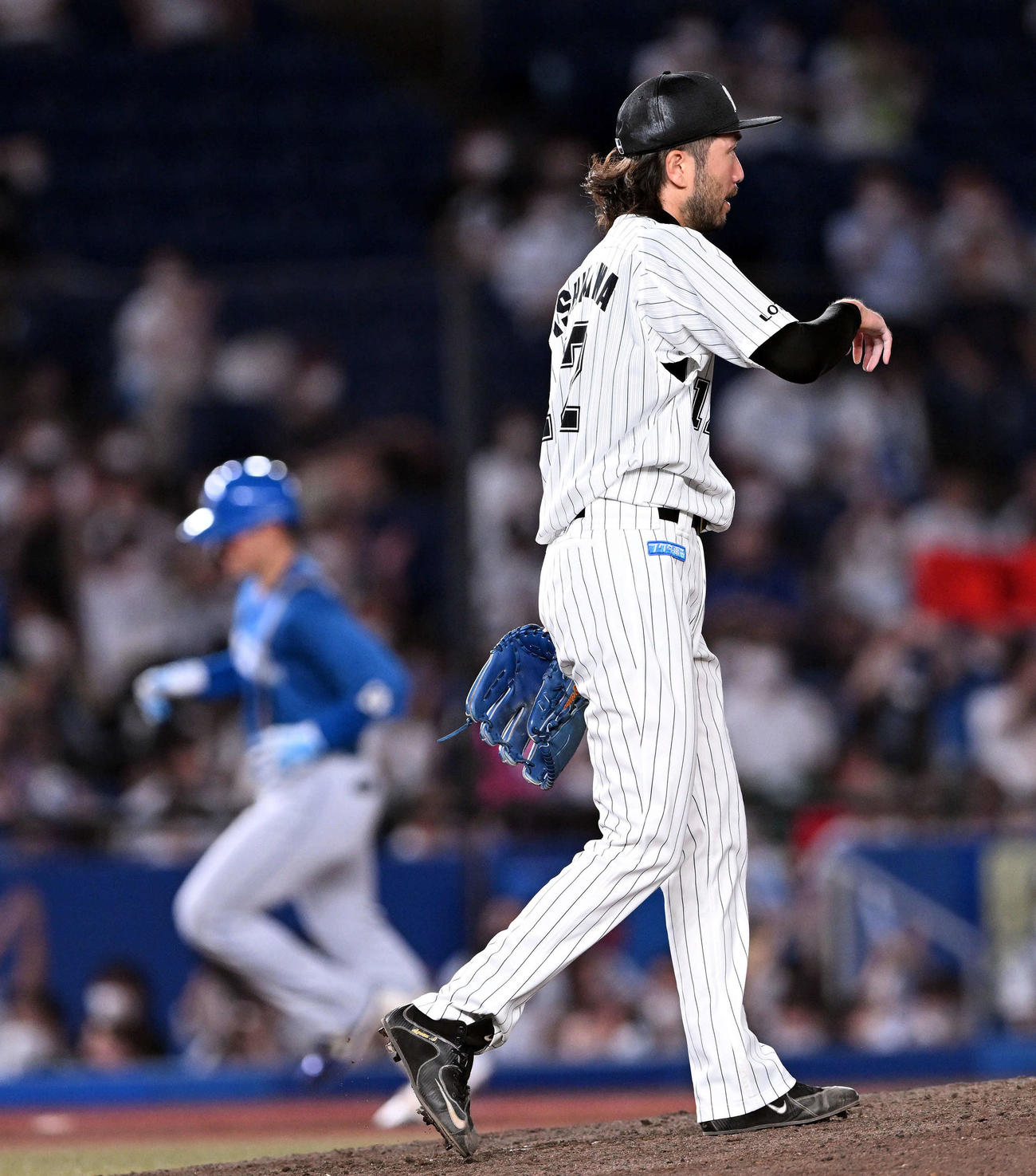 ロッテ対日本ハム　4回表日本ハム1死二塁、清宮（奥）に2点本塁打を浴びる石川（撮影・滝沢徹郎）