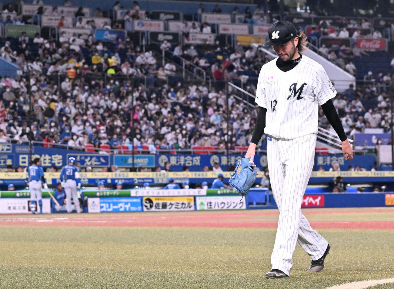 ロッテ対日本ハム　5回表、交代を告げられベンチへ引き揚げるロッテ先制の石川（撮影・滝沢徹郎）