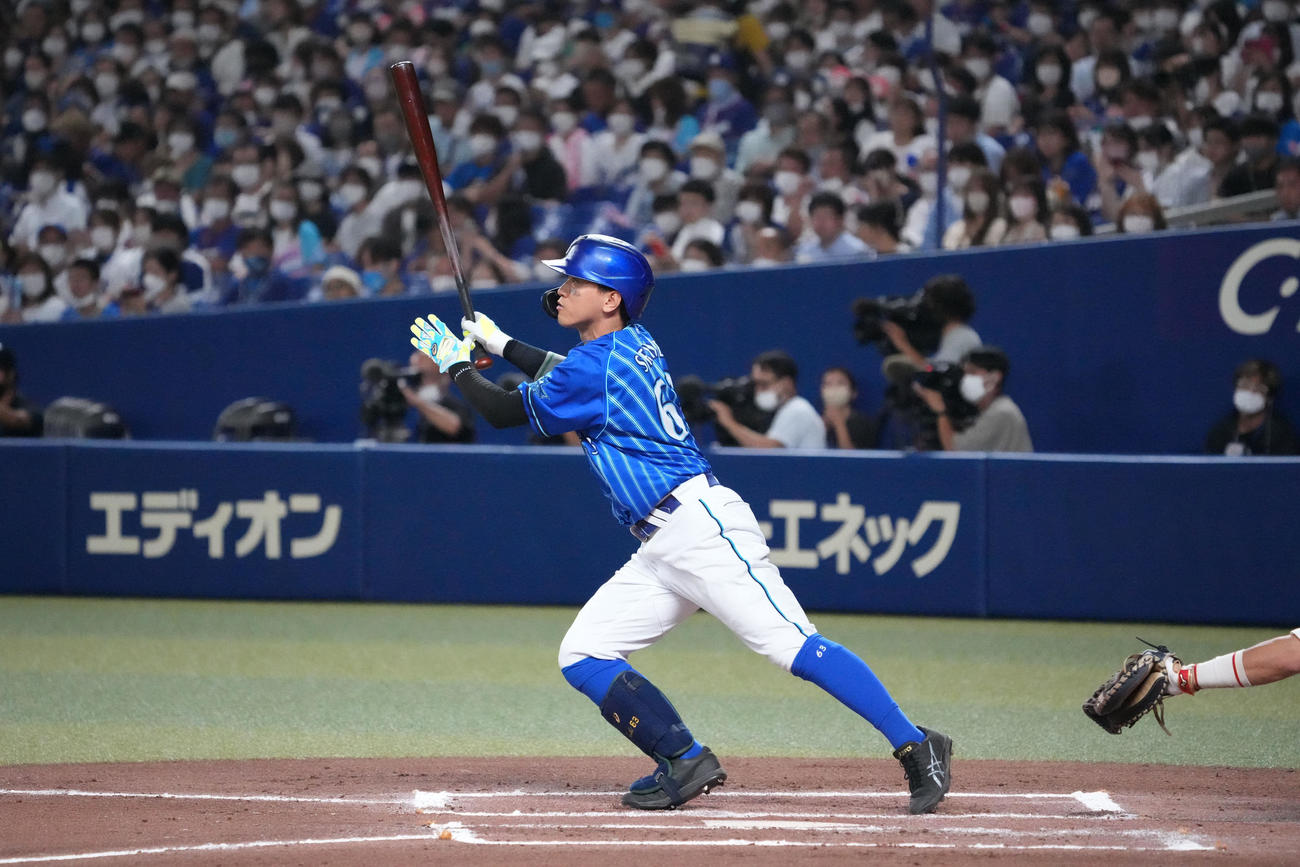 中日対DeNA 7回表DeNA無死、右二塁打を放つ関根（撮影・森本幸一）