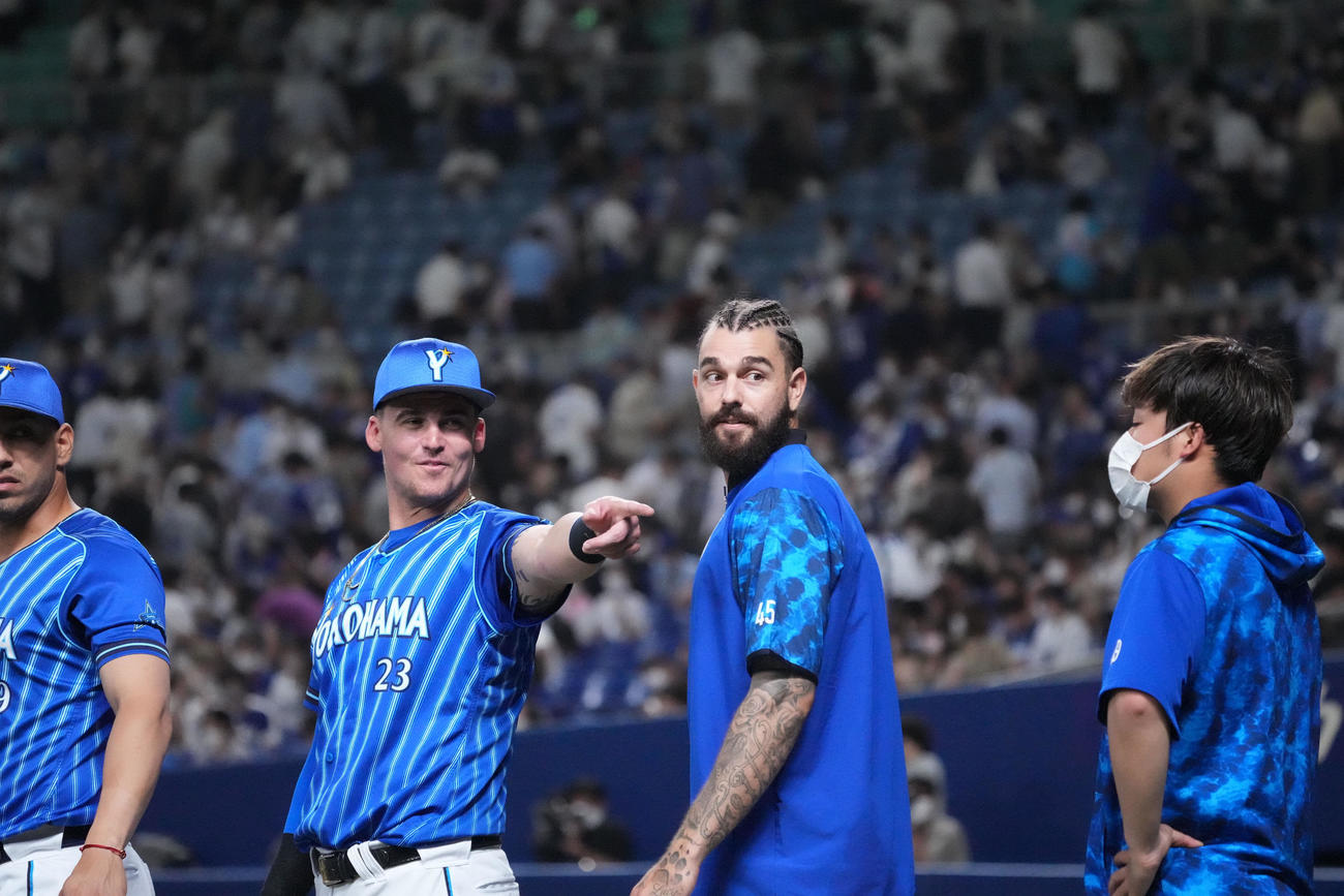 中日対DeNA　試合終了、ナインを迎えるため列に並ぶガゼルマン（中央）（撮影・森本幸一）