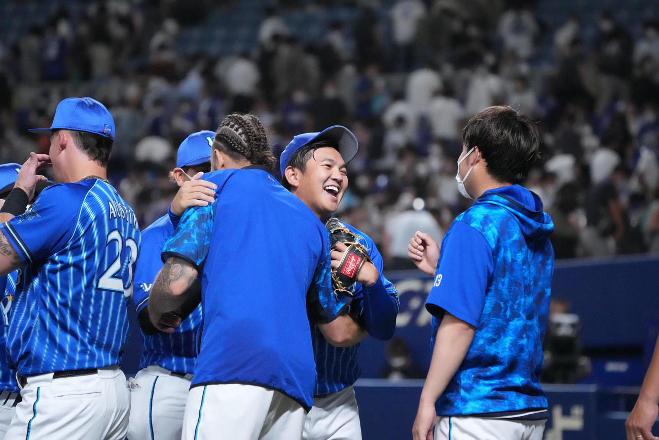 中日対DeNA　試合終了後、ガゼルマンと抱き合う山崎（中央）（撮影・森本幸一）