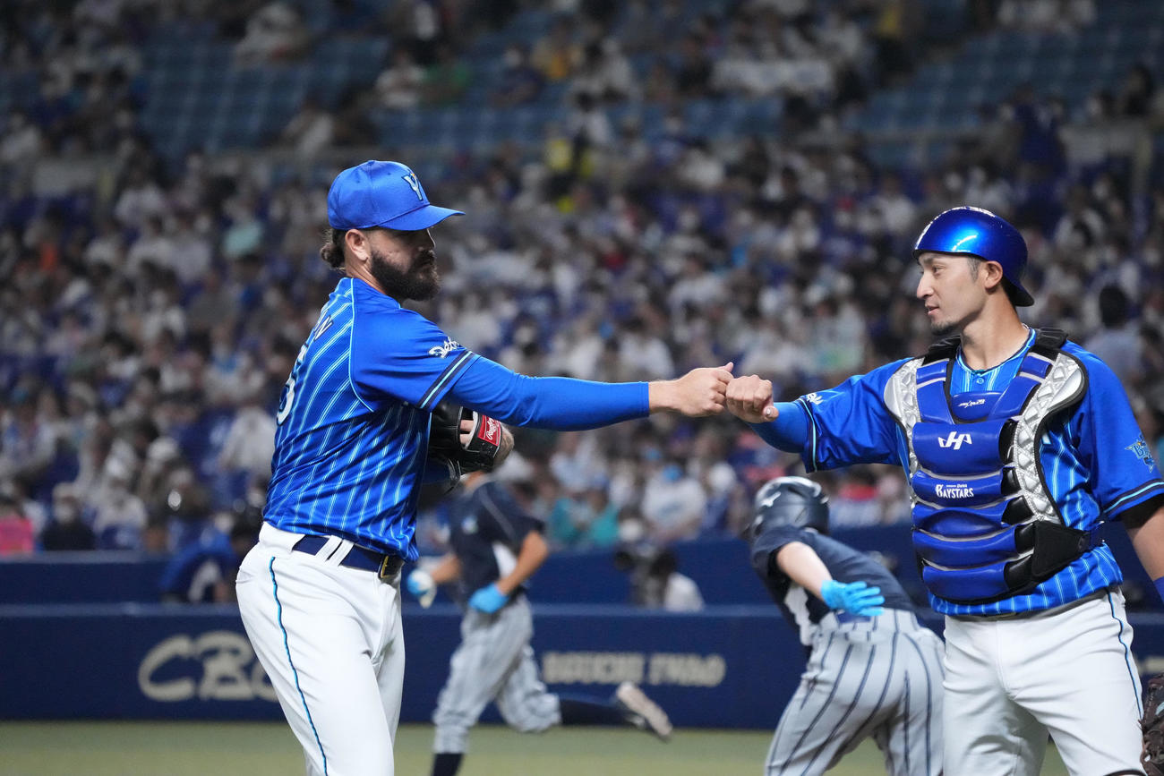 中日対DeNA 1回終了、伊藤とタッチを交わしベンチへ戻るDeNA先発のガゼルマン（左）（撮影・森本幸一）