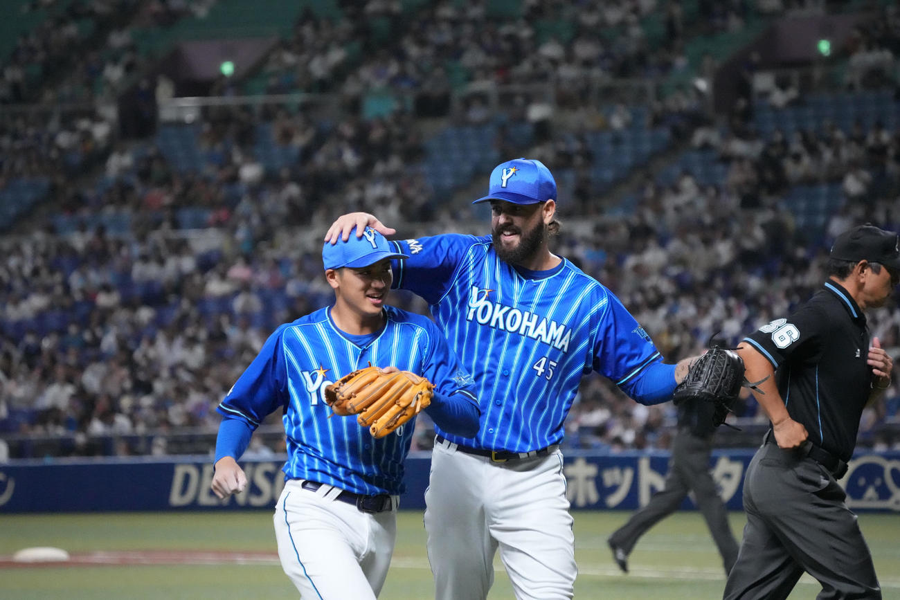 中日対DeNA 5回終了、森の頭をタッチするDeNA先発のガゼルマン（右）（撮影・森本幸一）