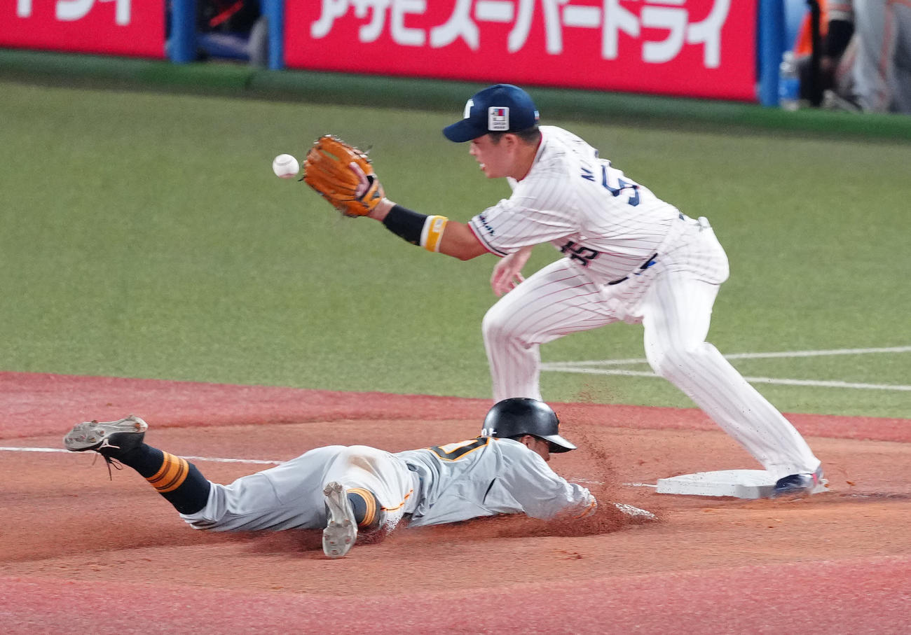 ヤクルト対巨人　8回表巨人1死二塁、三塁盗塁を決める湯浅（左）。右は三塁手村上（撮影・江口和貴）