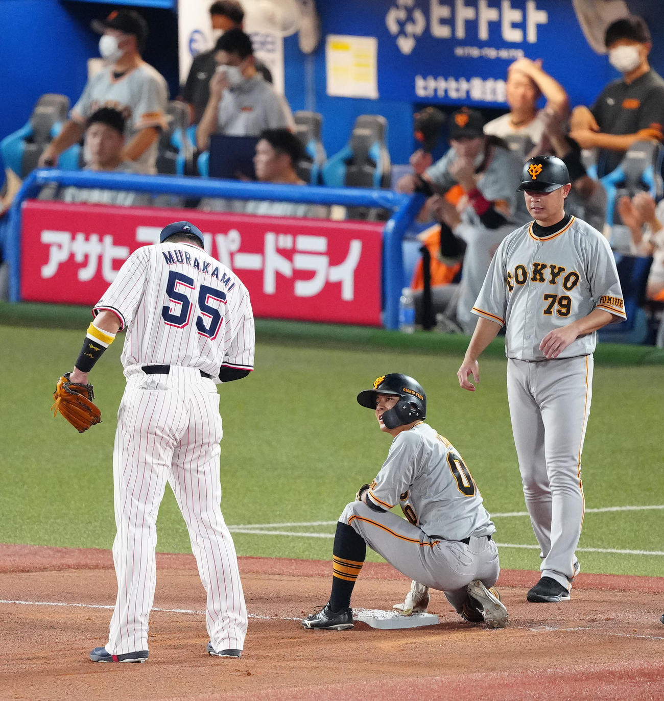 ヤクルト対巨人　8回表巨人1死二塁、三塁盗塁を決めた湯浅（中央）（撮影・江口和貴）
