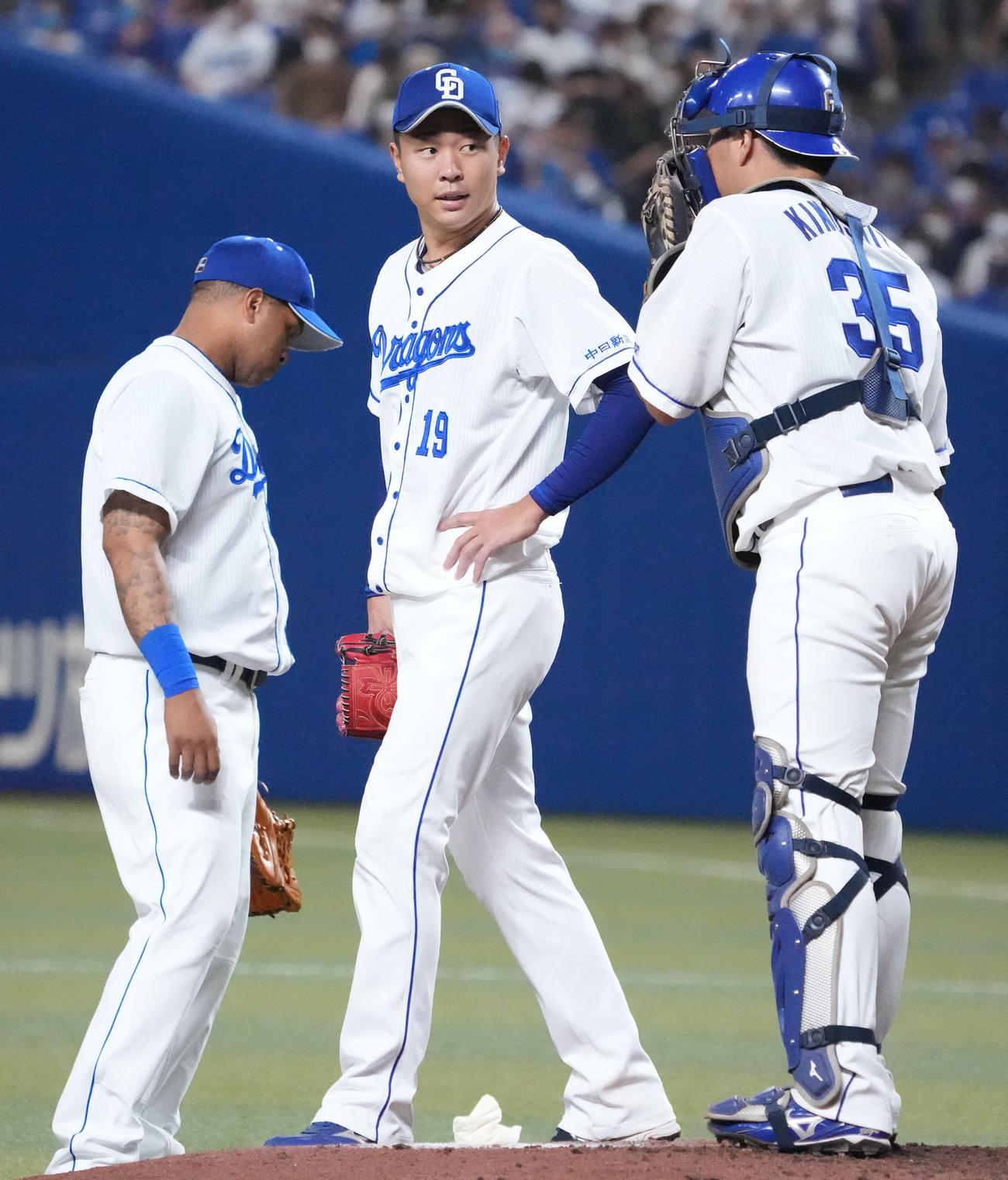 中日対DeNA 7回表DeNA無死二塁、マウンドの高橋宏（中央）のもとに集まる中日ナイン（撮影・森本幸一）