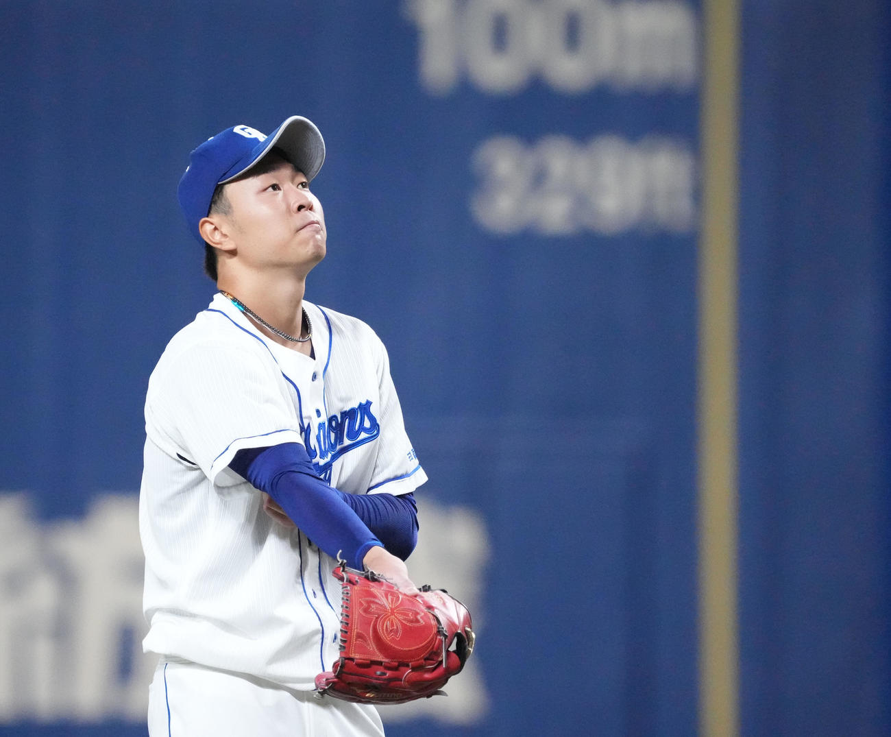 中日対DeNA 7回表DeNA1死一、二塁、先制点を許しマウンド上で唇をかみしめる高橋宏（撮影・森本幸一）