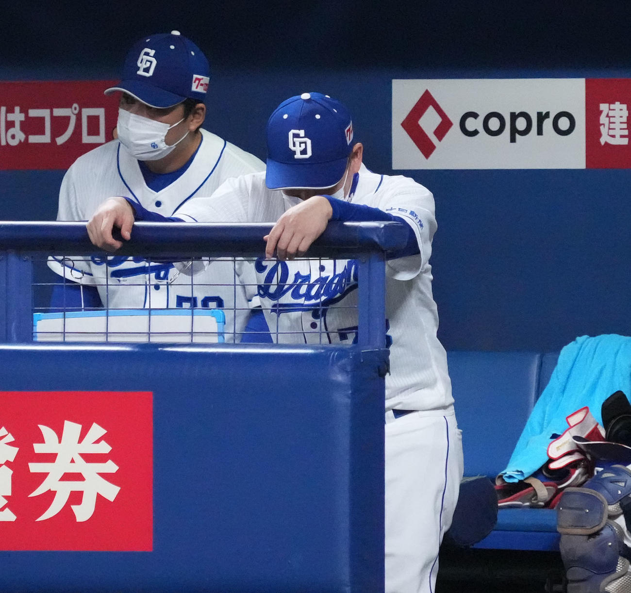 中日対DeNA 8回裏中日2死二塁、三好のけん制死でうなだれる立浪監督（右）（撮影・森本幸一）