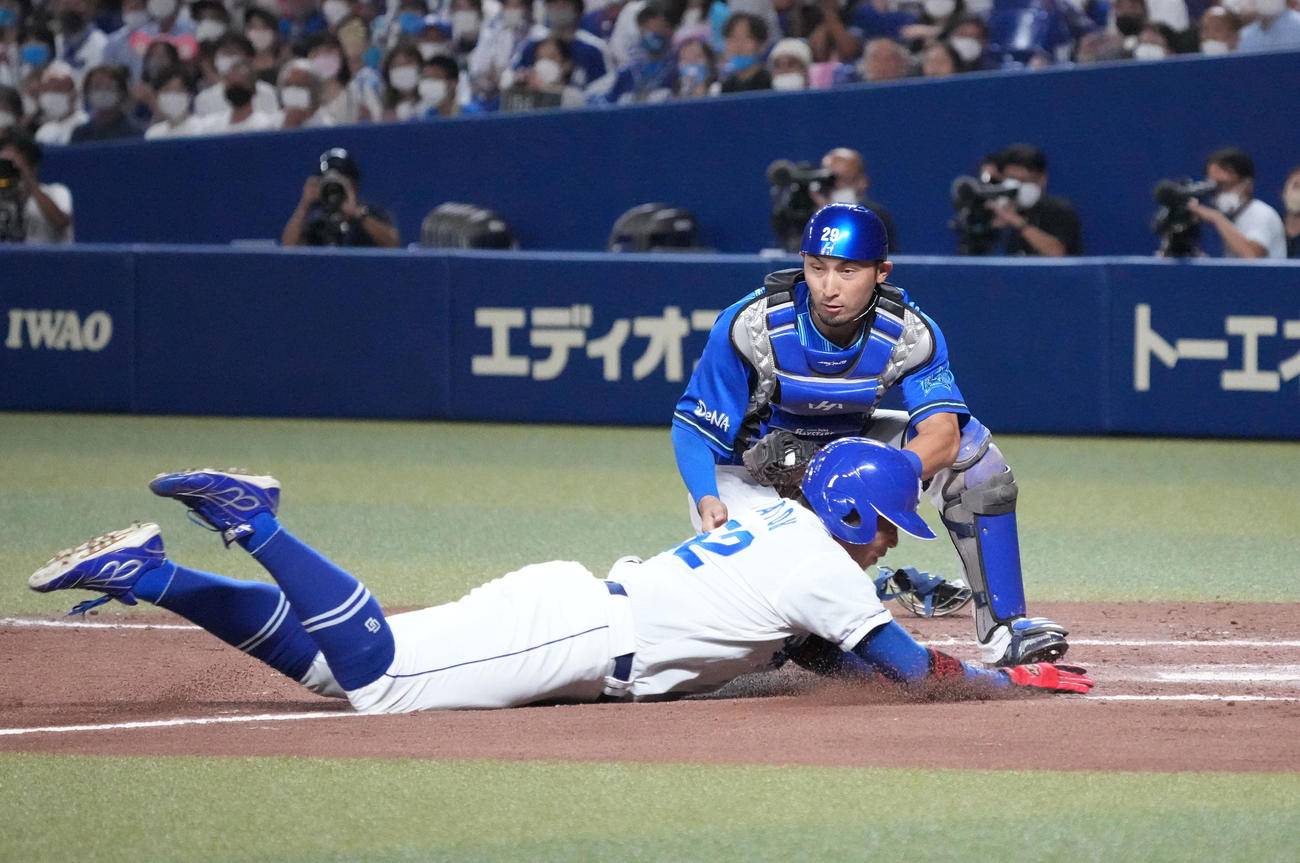 中日対DeNA 8回裏中日1死三塁、三好の三ゴロで加藤（左）が本塁突入するもタッチアウトとなる　捕手は伊藤（撮影・森本幸一）