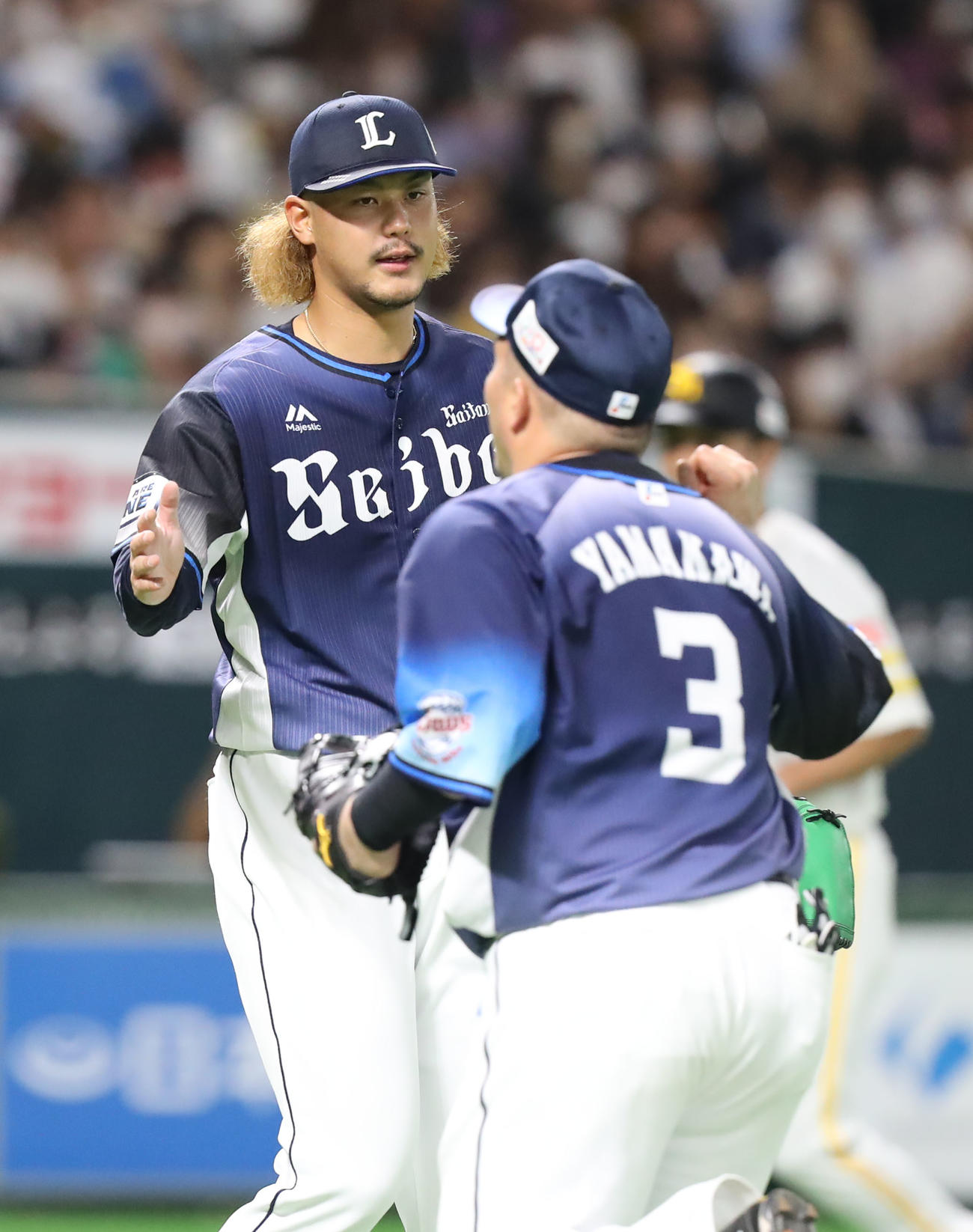 ソフトバンク対西武　2回裏を投げ終え、山川（右）とタッチを交わす高橋（撮影・屋方直哉）