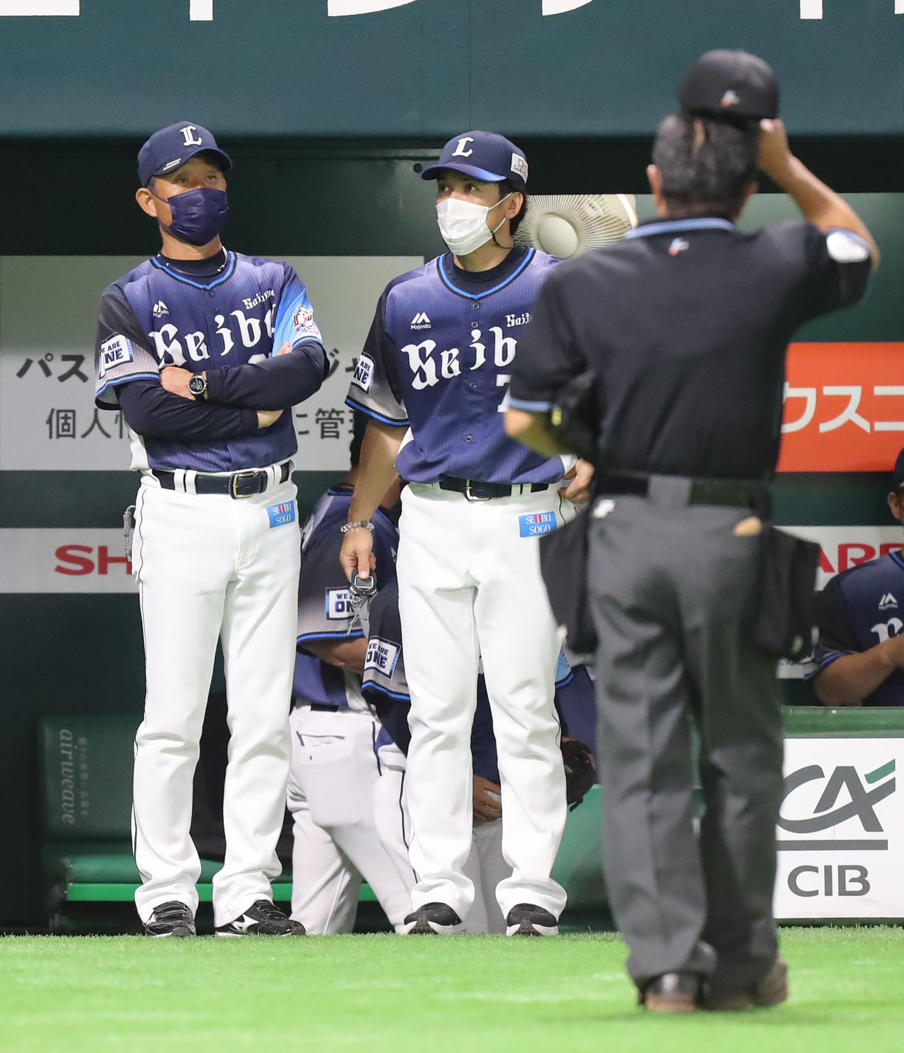 ソフトバンク対西武　8回表に選手の交代を告げる辻監督（撮影・屋方直哉）