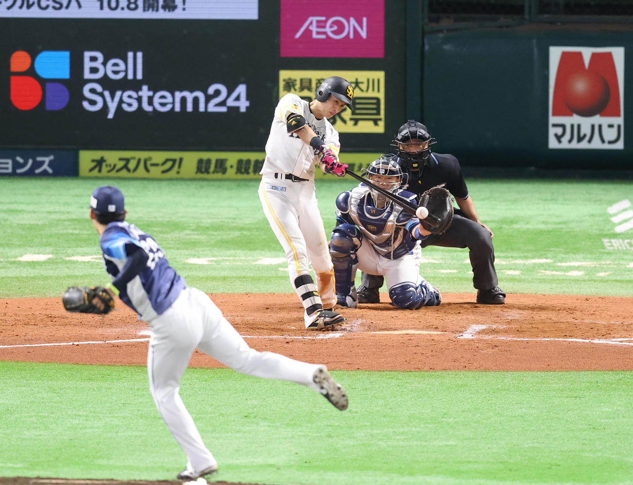 ソフトバンク対西武　7回裏ソフトバンク1死二塁、周東佑京は右越えに適時三塁打を放つ（撮影・梅根麻紀）