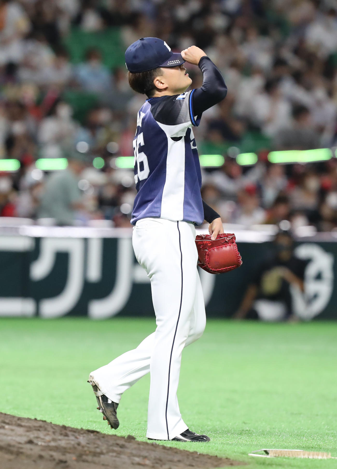 ソフトバンク対西武　8回裏ソフトバンク無死満塁、佐々木は今宮に中堅へ2点適時打を浴び、悔しげな表情を見せる（撮影・屋方直哉）