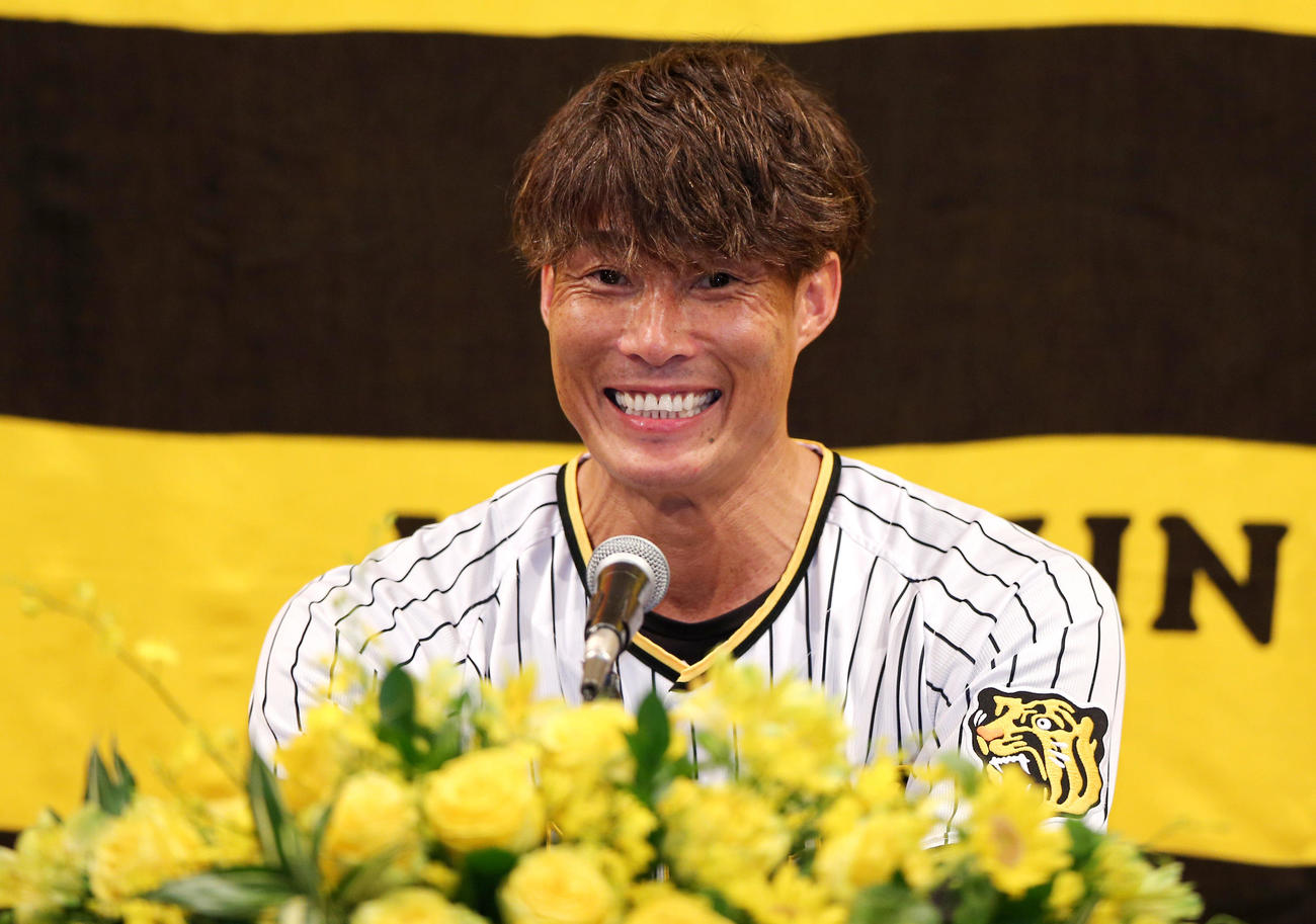 今シーズン限りで引退を伝えた阪神糸井は清々しい表情で会見する（撮影・上山淳一）
