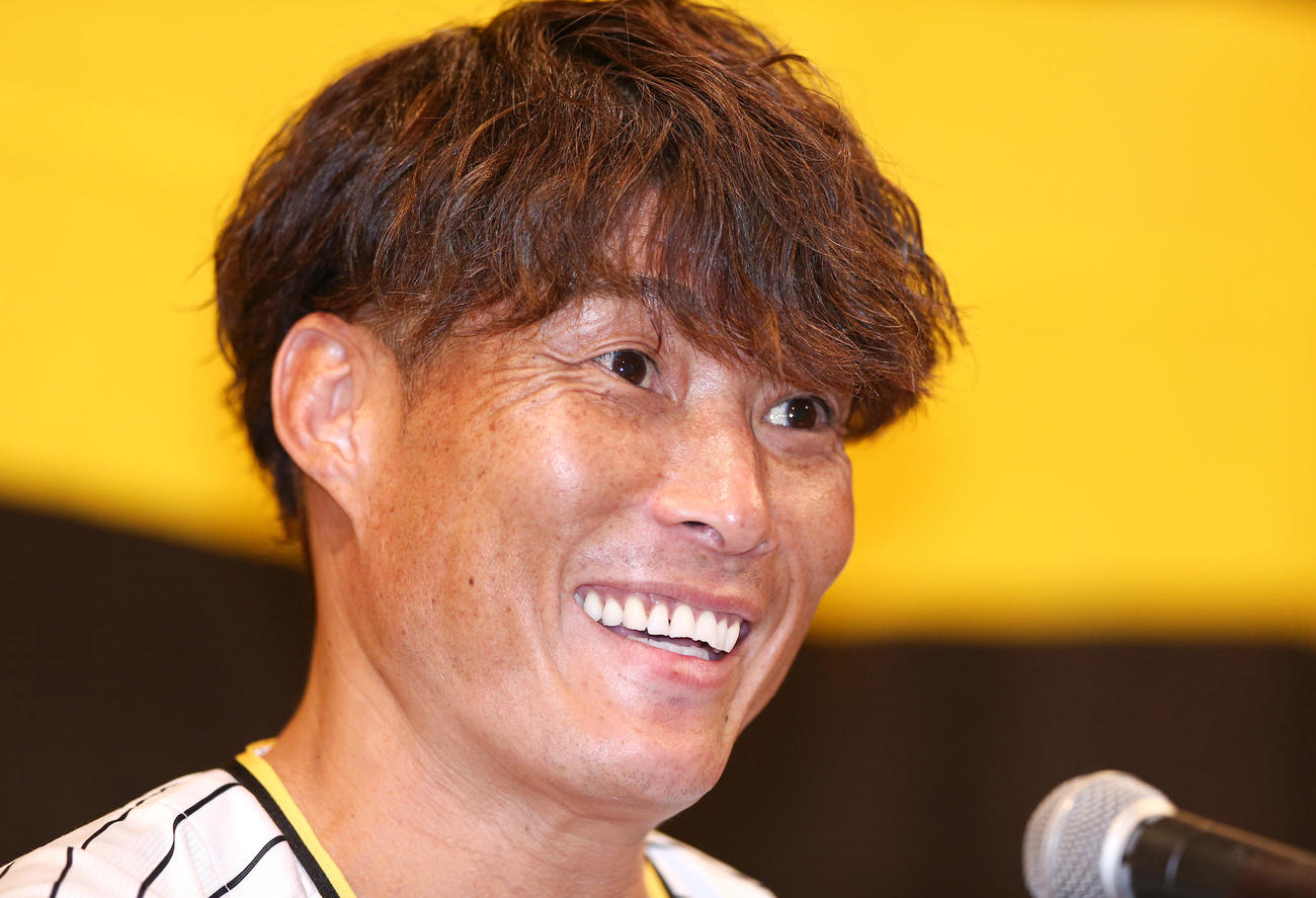 引退会見で笑顔を見せる阪神糸井（撮影・上山淳一）