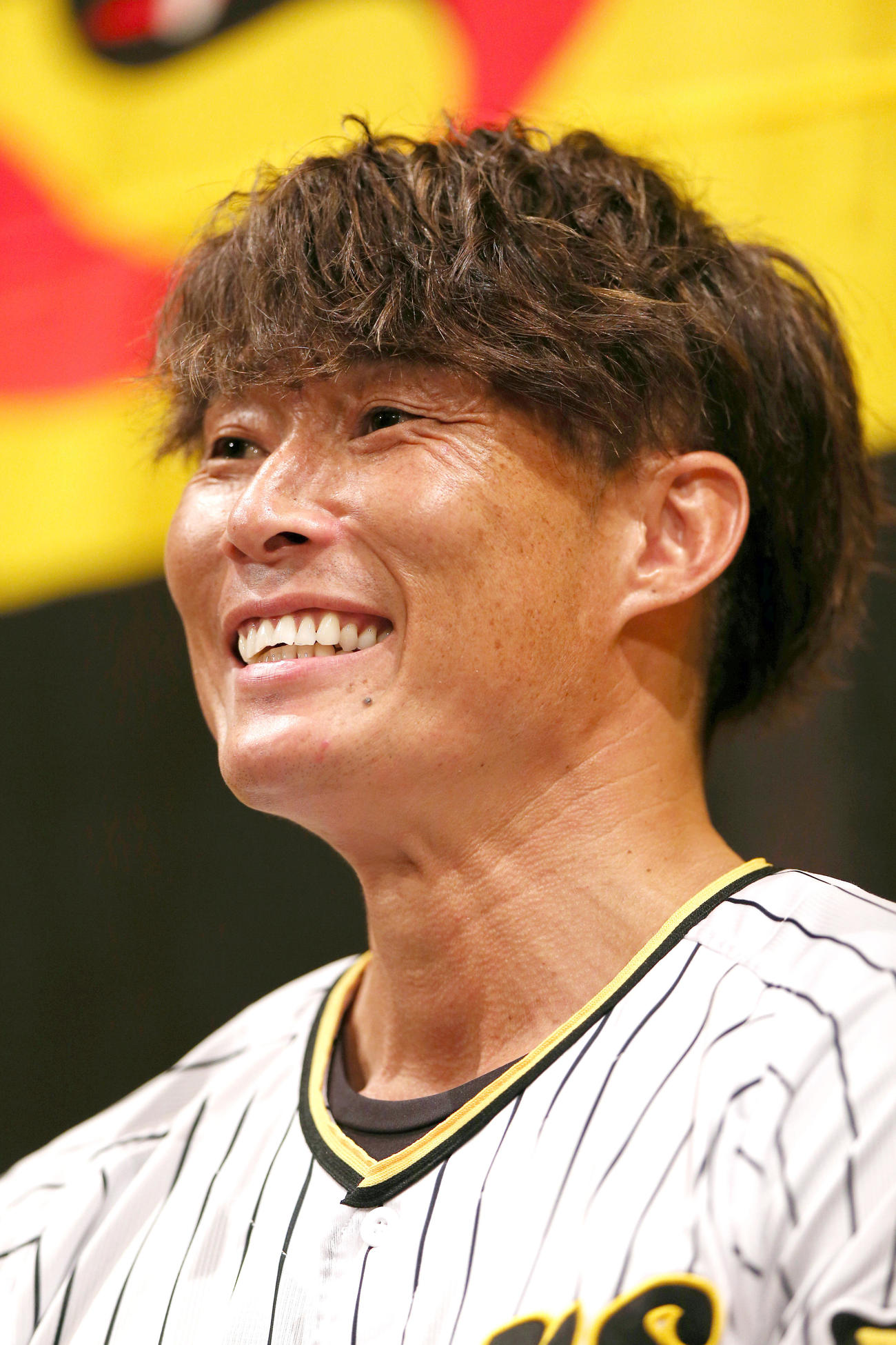引退会見で笑顔を見せる阪神糸井（撮影・上山淳一）