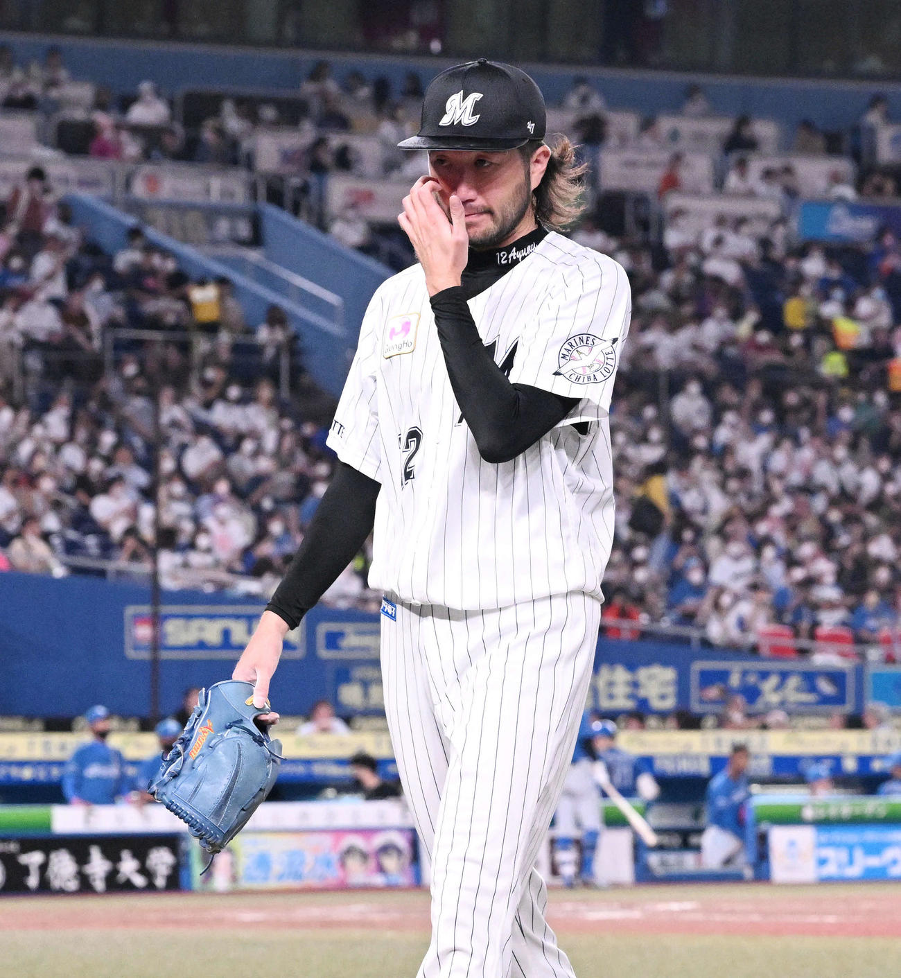 ロッテ対日本ハム　5回表、交代を告げられベンチへ引き揚げるロッテ先制の石川（撮影・滝沢徹郎）