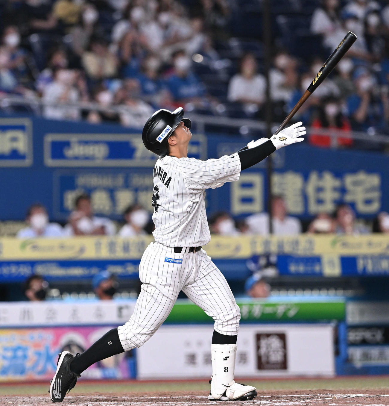 ロッテ対日本ハム　9回裏ロッテ2死満塁、左飛に倒れた中村奨（撮影・滝沢徹郎）