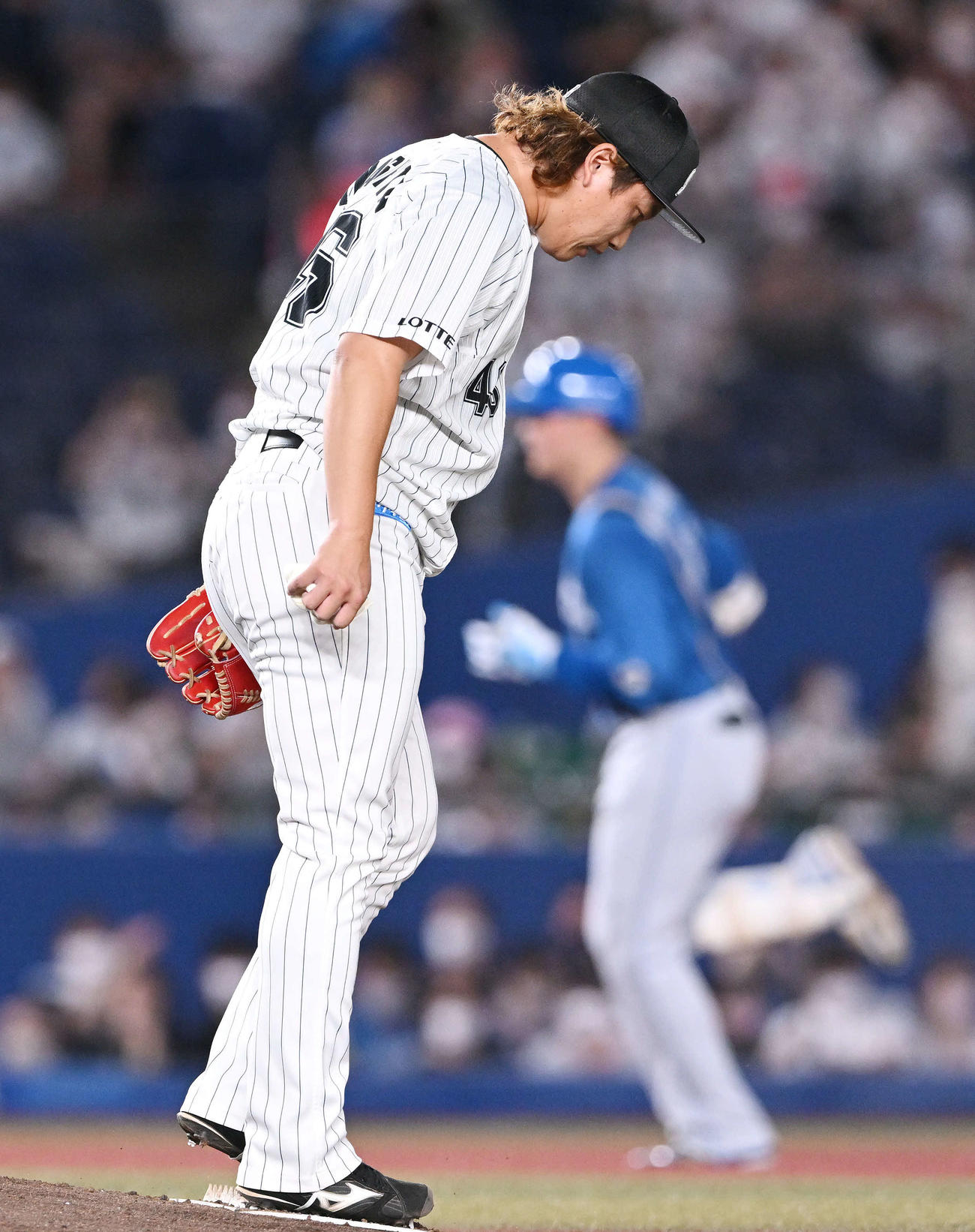 ロッテ対日本ハム　5回表日本ハム2死二、三塁、清宮（奥）に3点本塁打を浴びる岩下（撮影・滝沢徹郎）