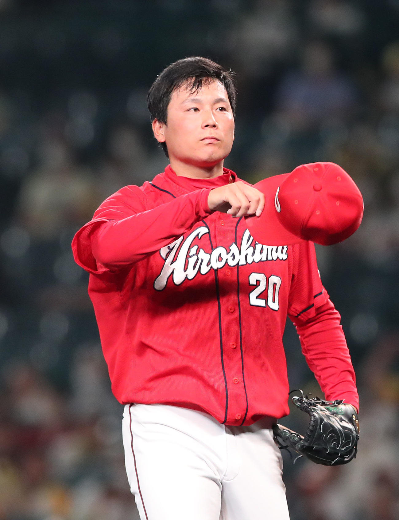阪神対広島　8回裏阪神2死一塁、ロハス・ジュニアを空振り三振にしてベンチへ戻る栗林（撮影・白石智彦）