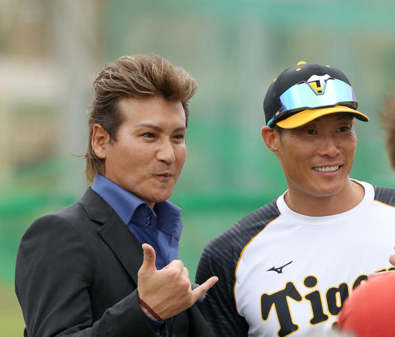 退団しポーズを決める新庄監督（左）と糸井（2021年2月12日撮影）