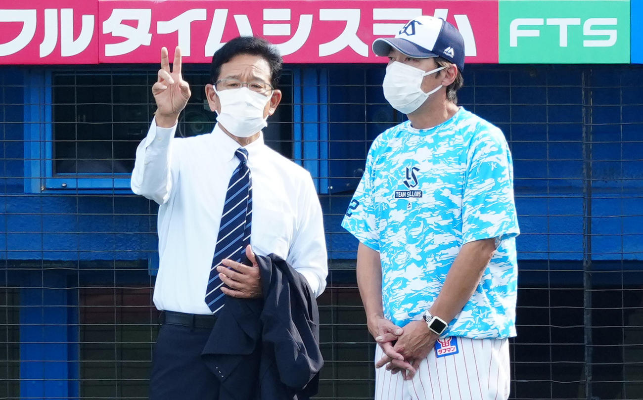ヤクルト対巨人　試合前練習中、ヤクルト高津監督（右）と言葉を交わす侍ジャパン栗山監督（撮影・江口和貴）
