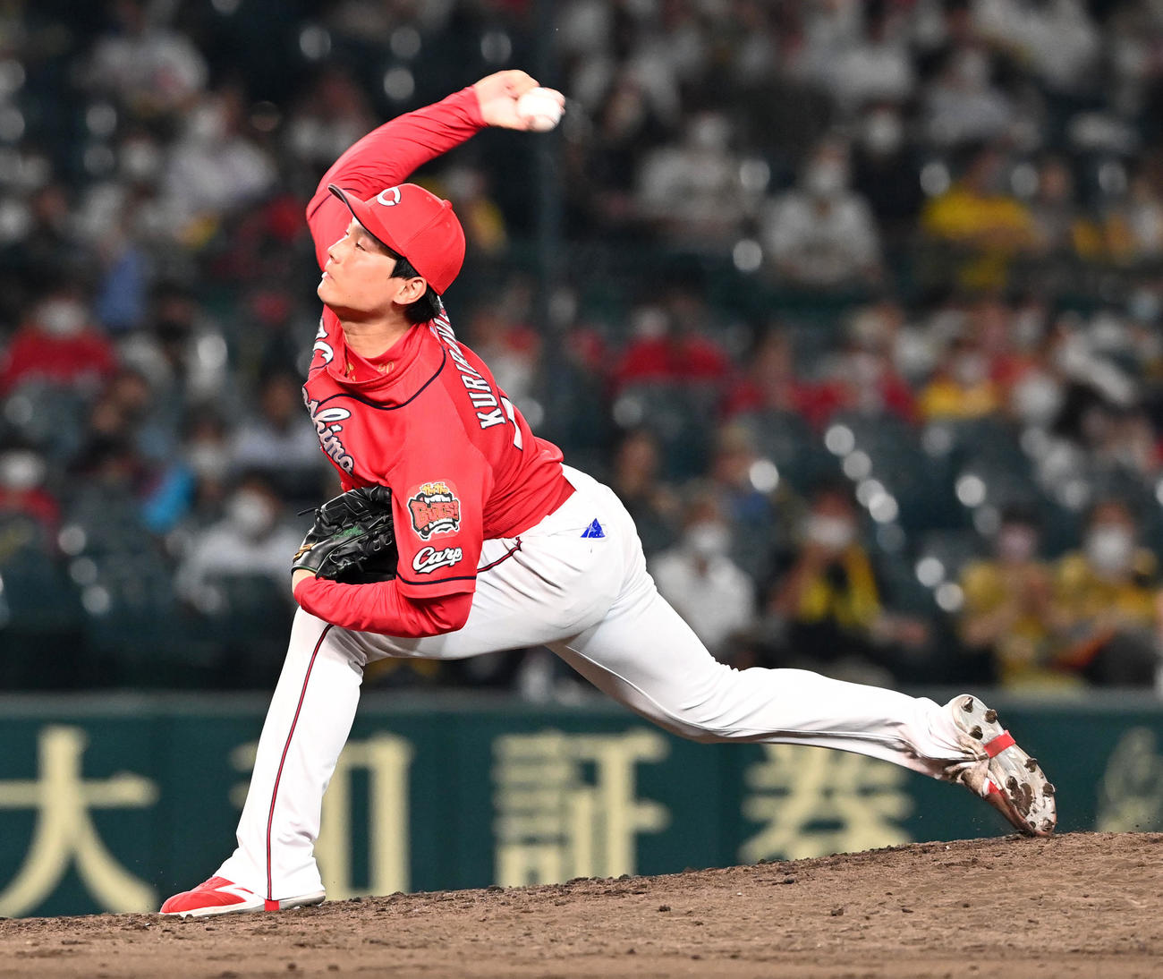 阪神対広島　8回途中から登板した栗林（撮影・前岡正明）