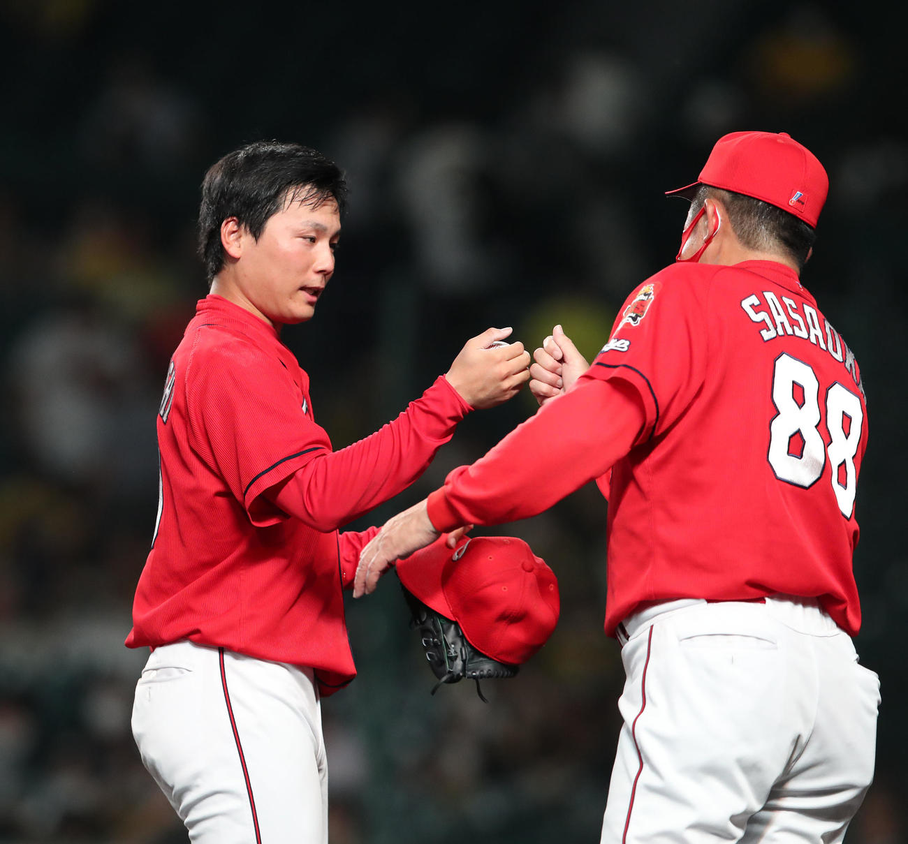 阪神対広島　阪神に勝利してグータッチを交わす栗林（左）と佐々岡監督（撮影・白石智彦）