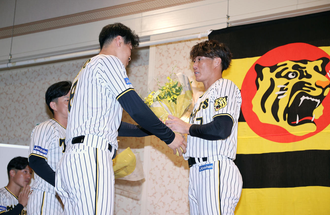サプライズで登場し、阪神糸井（右）に花束を渡す佐藤輝（左から3人目）、左は坂本、左から2人目は糸原（撮影・上山淳一）