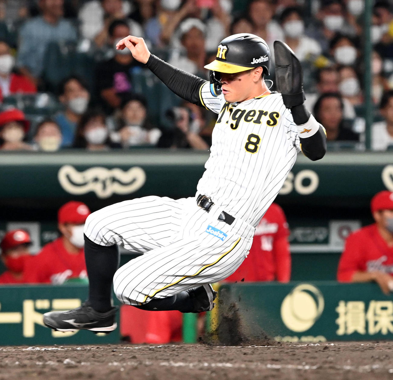 阪神対広島　8回裏阪神1死一、三塁、島田の中犠飛で生還する佐藤輝（撮影・前岡正明）