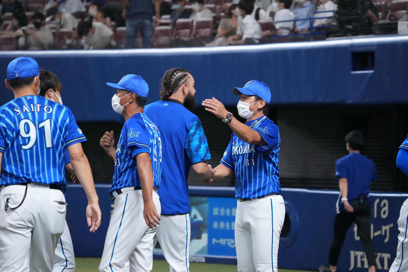 中日対DeNA　試合終了、ガゼルマンと握手を交わす三浦監督（右）（撮影・森本幸一）