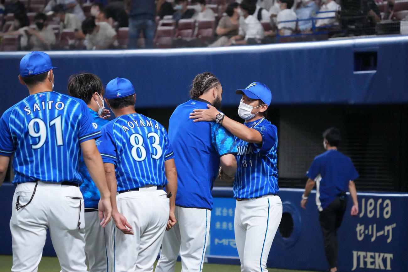 中日対DeNA　試合終了、ガゼルマンと握手を交わす三浦監督（右）（撮影・森本幸一）