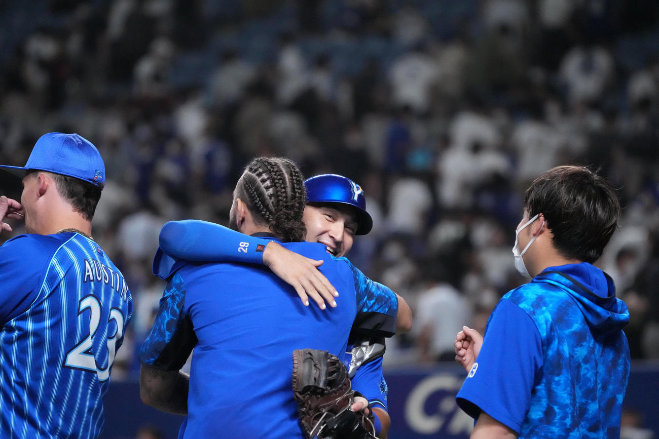 中日対DeNA　試合終了、ガゼルマンと抱き合う伊藤（中央）（撮影・森本幸一）
