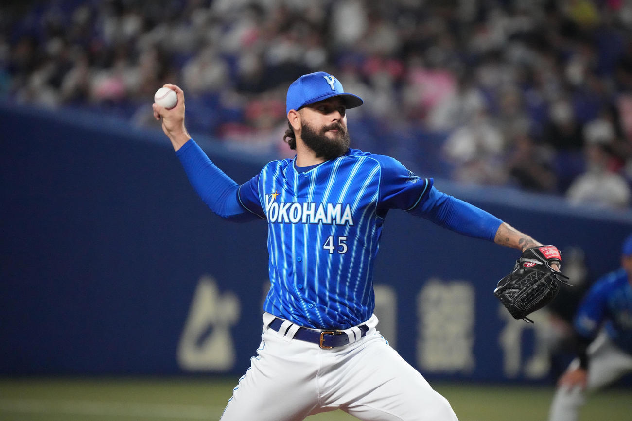 中日対DeNA 1回裏、登板するDeNA先発のガゼルマン（撮影・森本幸一）