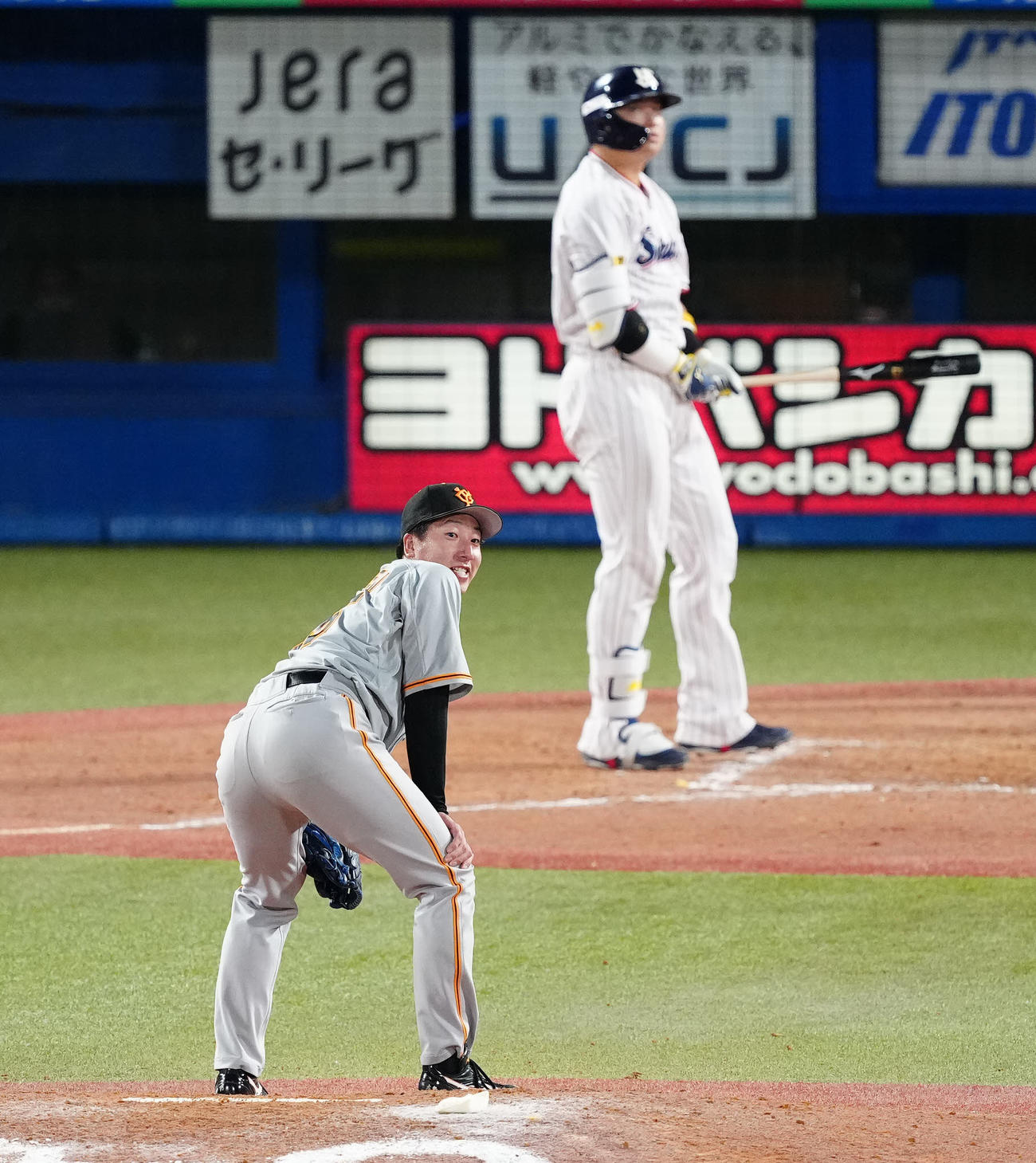 ヤクルト対巨人　9回裏ヤクルト2死一、二塁、村上（後方）に3点本塁打を浴びる大勢（撮影・江口和貴）