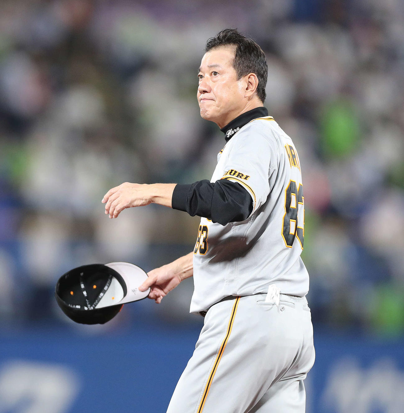 ヤクルト対巨人　ヤクルトの勝利し、観客席にあいさつする原監督（撮影・河田真司）