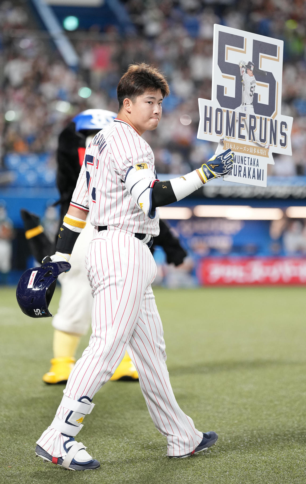 ヤクルト対巨人　9回裏ヤクルト2死一、二塁、55号の3点本塁打を放った村上はパネルを手にする（撮影・鈴木みどり）