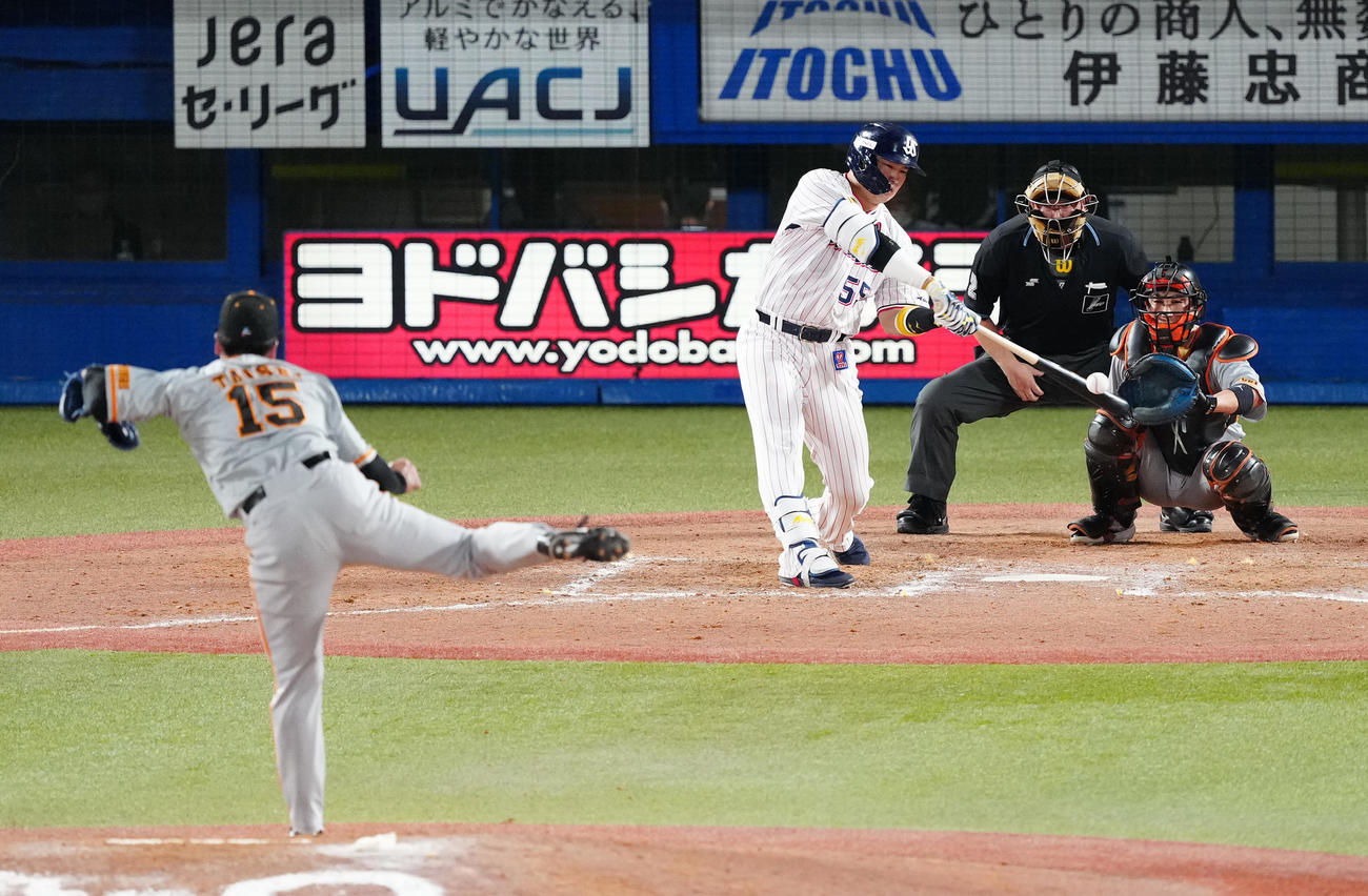 ヤクルト対巨人　9回裏ヤクルト2死一、二塁、左中間に55号となる3点本塁打を放つ村上。投手大勢（撮影・江口和貴）