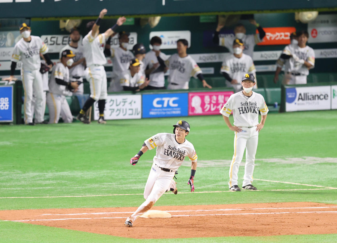 ソフトバンク対西武　7回裏ソフトバンク1死二塁、周東佑京は右越えに適時三塁打を放つ（撮影・梅根麻紀）