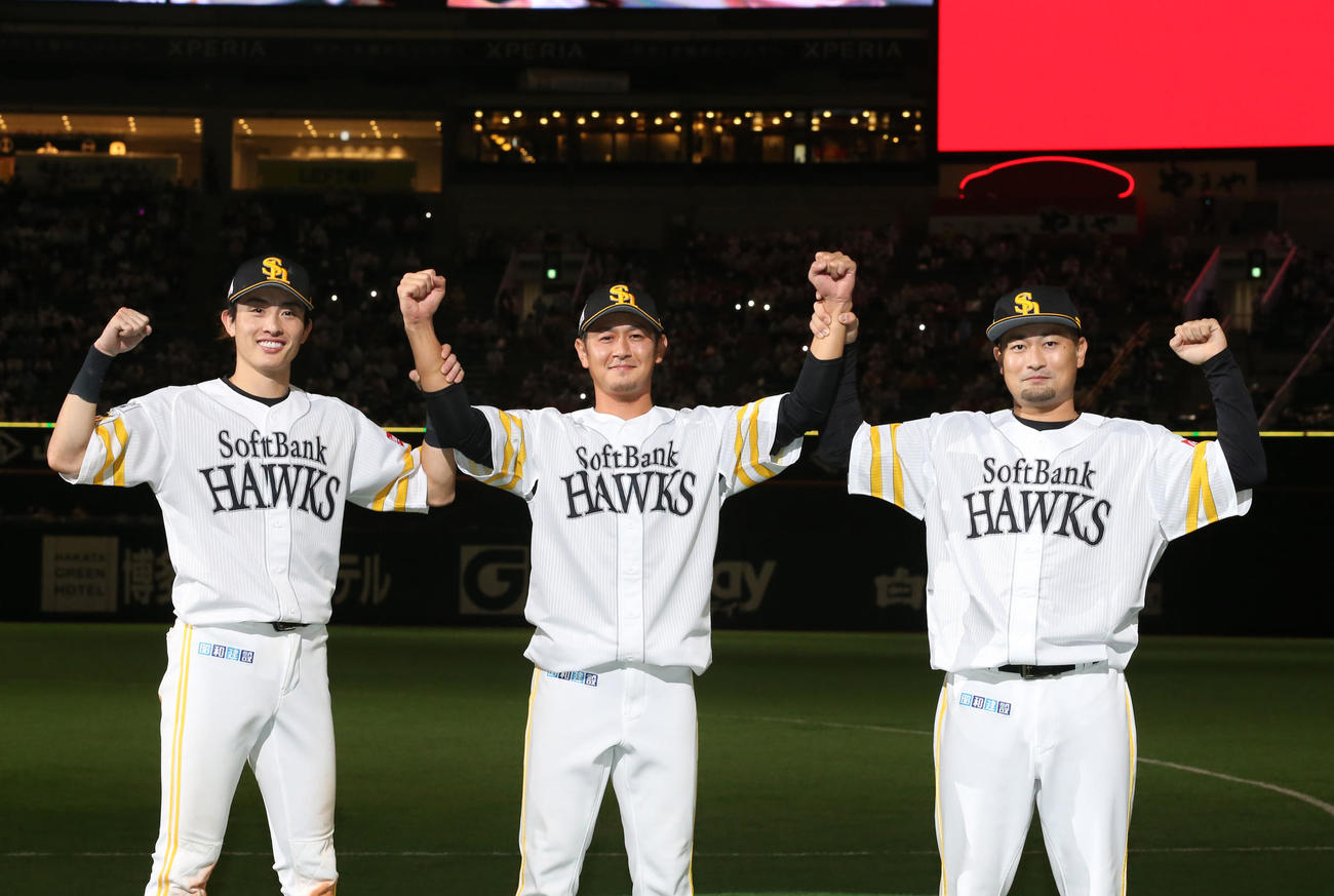 ソフトバンク対西武　ヒーローインタビュー後の記念撮影でガッツポーズをする左からソフトバンク周東、奥村、森（撮影・屋方直哉）