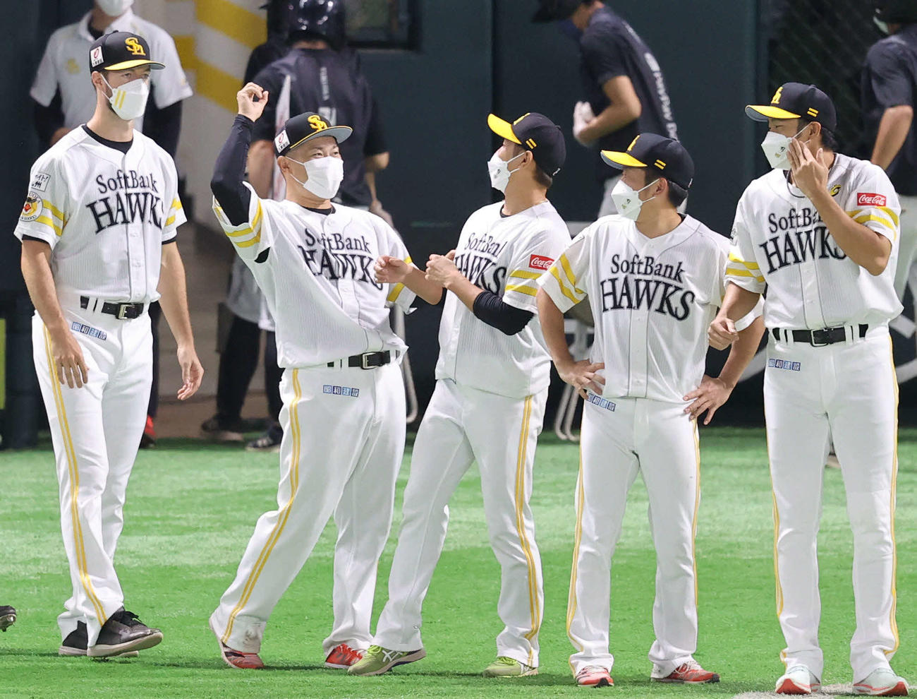 ソフトバンク対西武　勝利投手となった森（左から2人目）は笑顔でガッツポーズ。左からレイ、1人おいて奥村、嘉弥真、柳田（撮影・梅根麻紀）