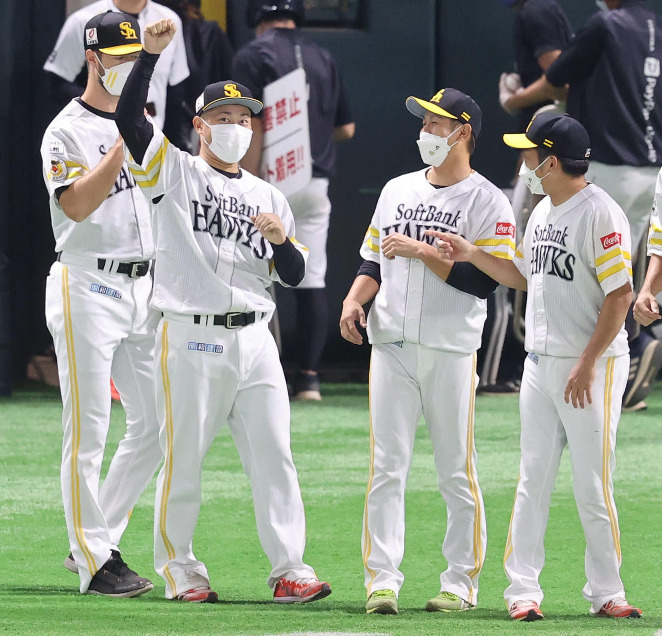ソフトバンク対西武　勝利投手となった森唯斗は笑顔でガッツポーズ（左から）レイ、森、奥村、嘉弥真（撮影・梅根麻紀）