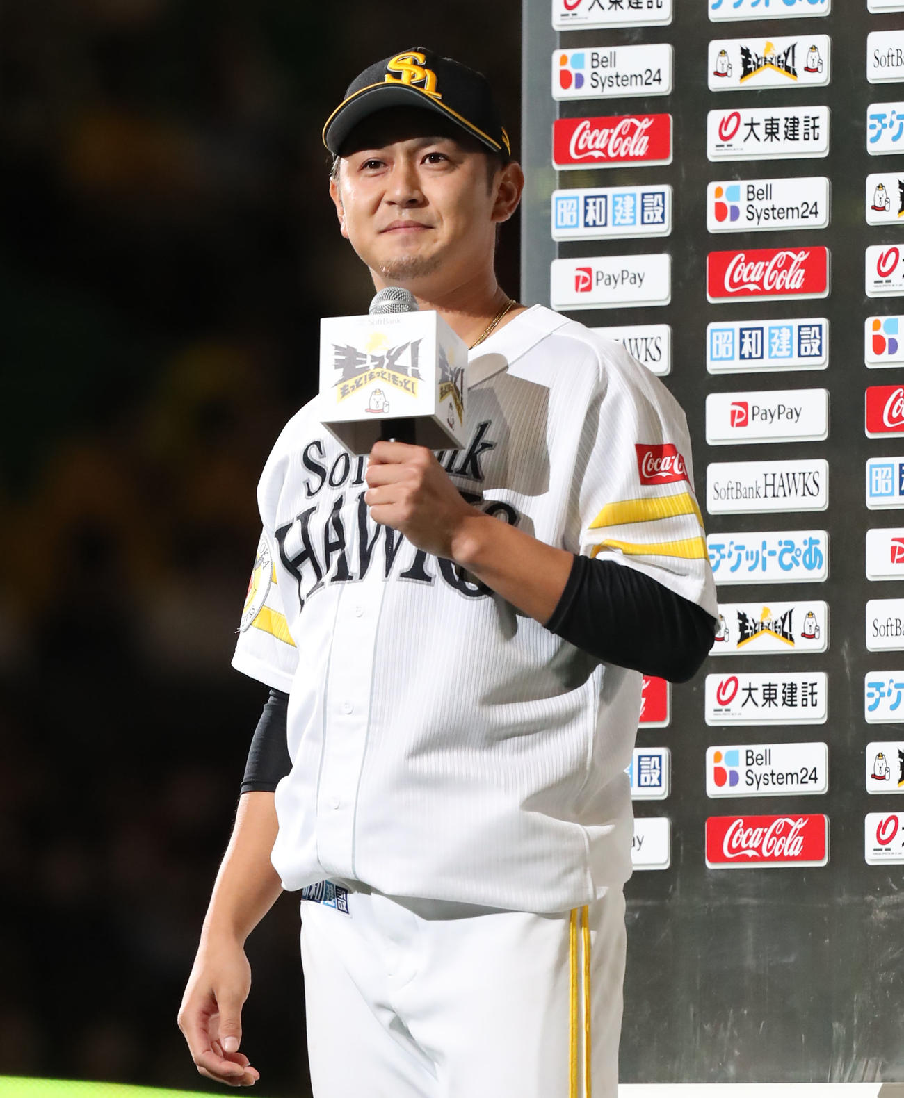 ソフトバンク対西武　ヒーローインタビューを受ける奥村（撮影・屋方直哉）