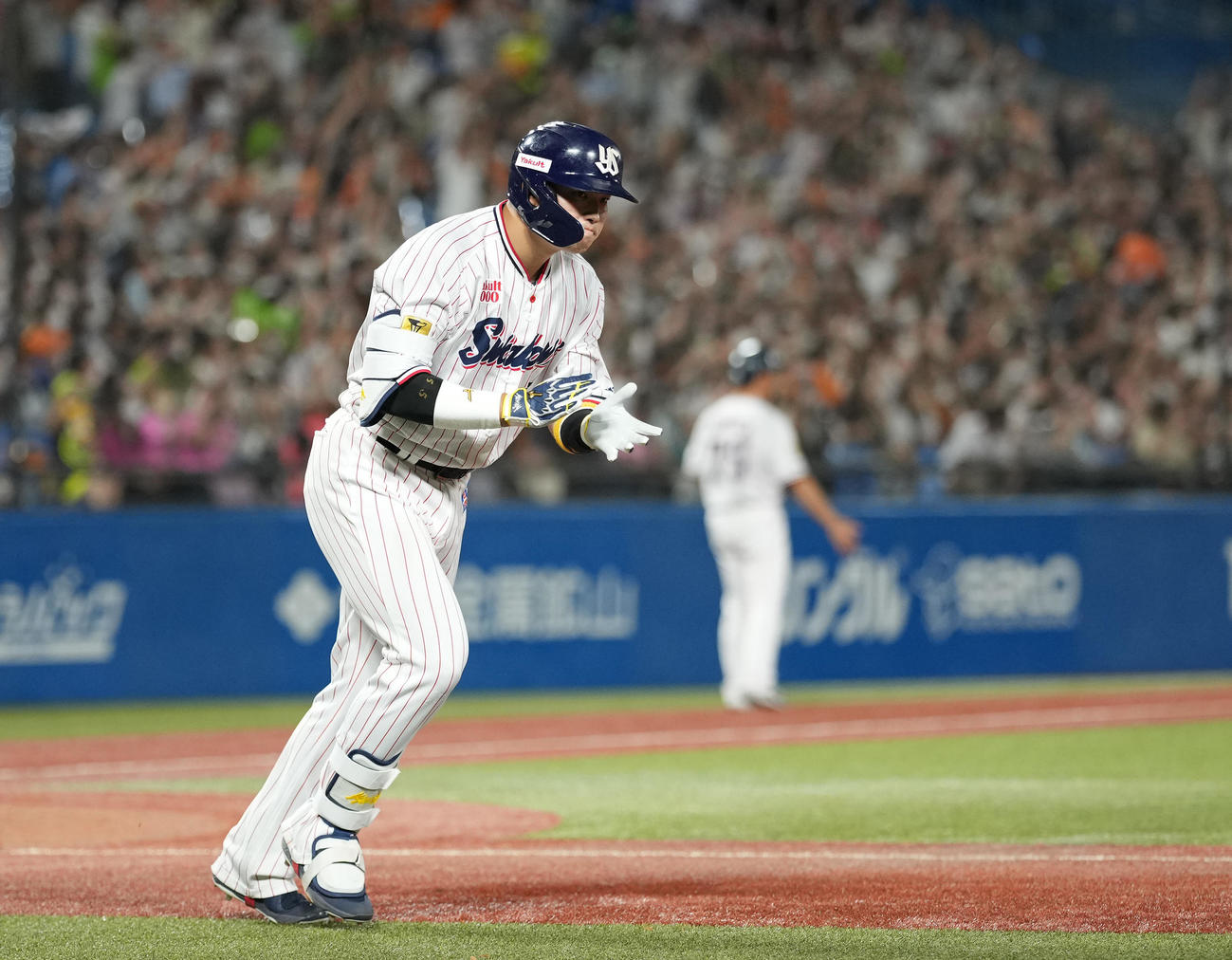 ヤクルト対巨人　9回裏ヤクルト2死一、二塁、55号の3点本塁打を放った村上は手をたたく（撮影・鈴木みどり）