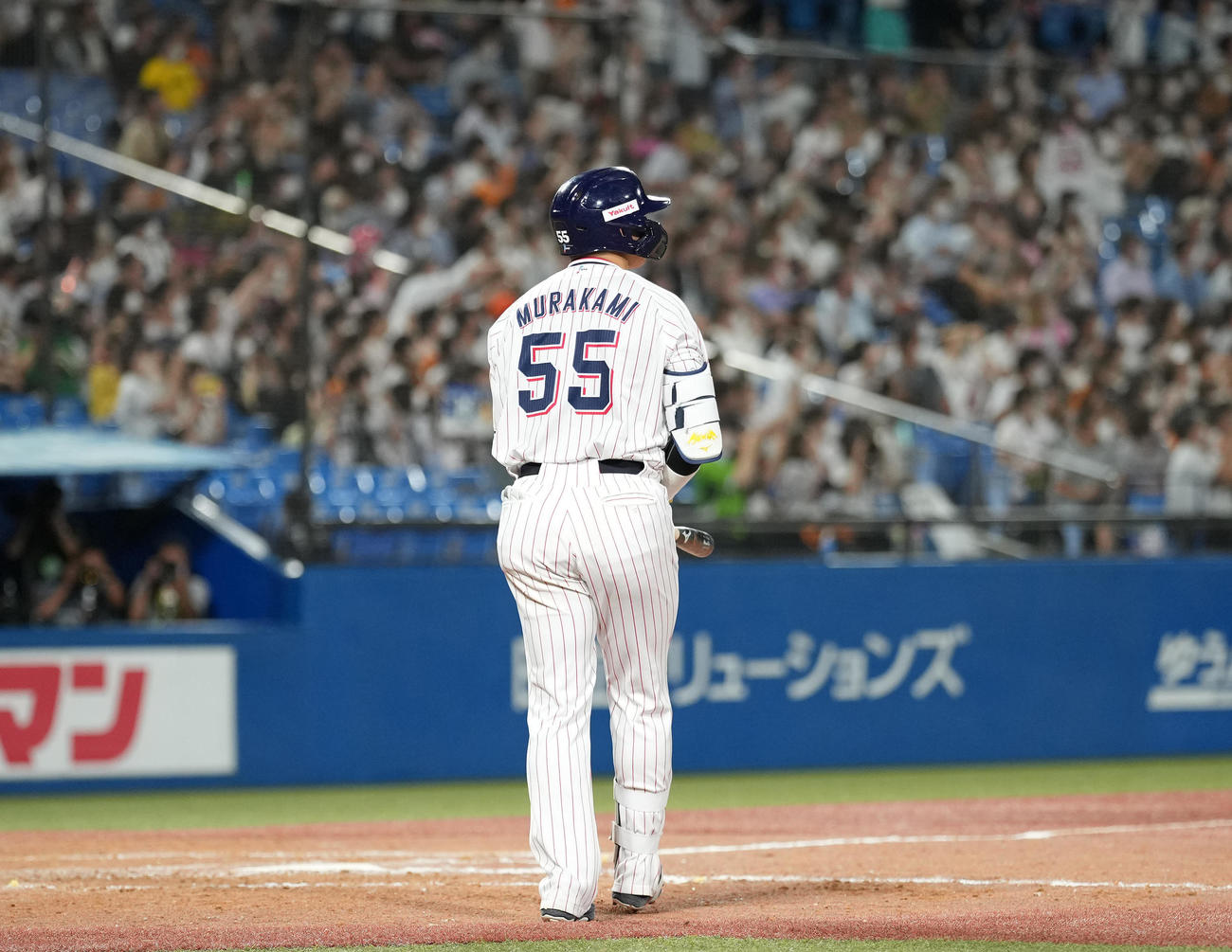 ヤクルト対巨人　9回裏ヤクルト2死一、二塁、55号の3点本塁打を放つ村上（撮影・鈴木みどり）