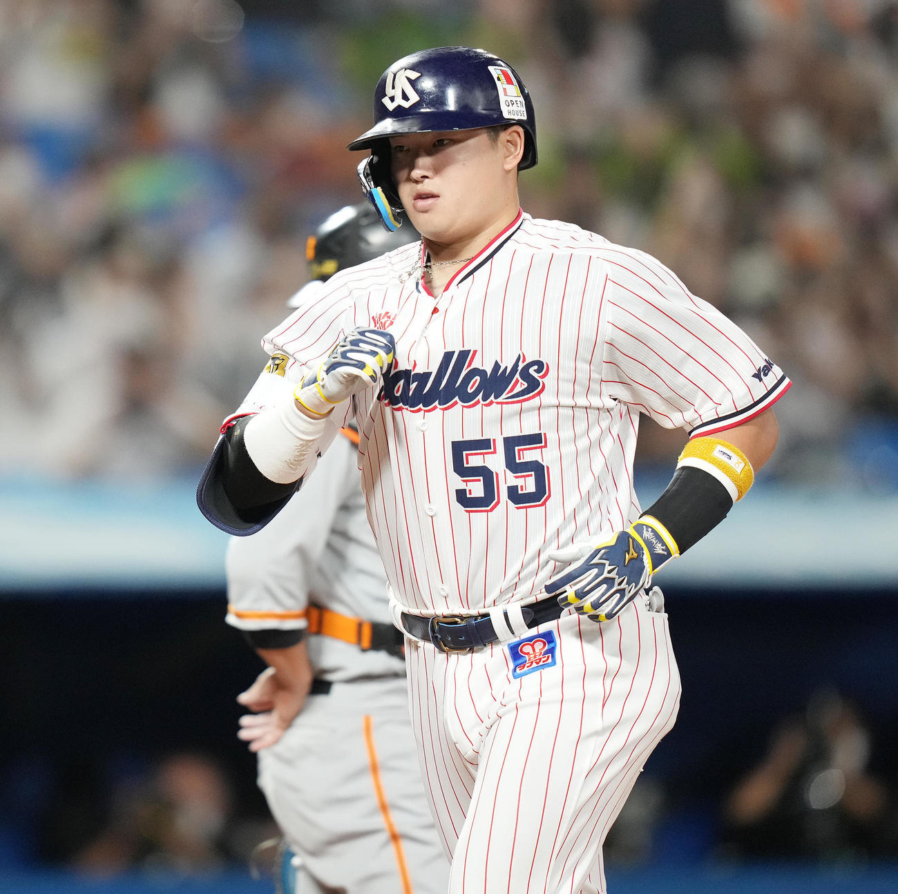 ヤクルト対巨人　9回裏ヤクルト2死一、二塁、55号の3点本塁打を放った村上は生還し、ユニホームを引っ張る（撮影・鈴木みどり）