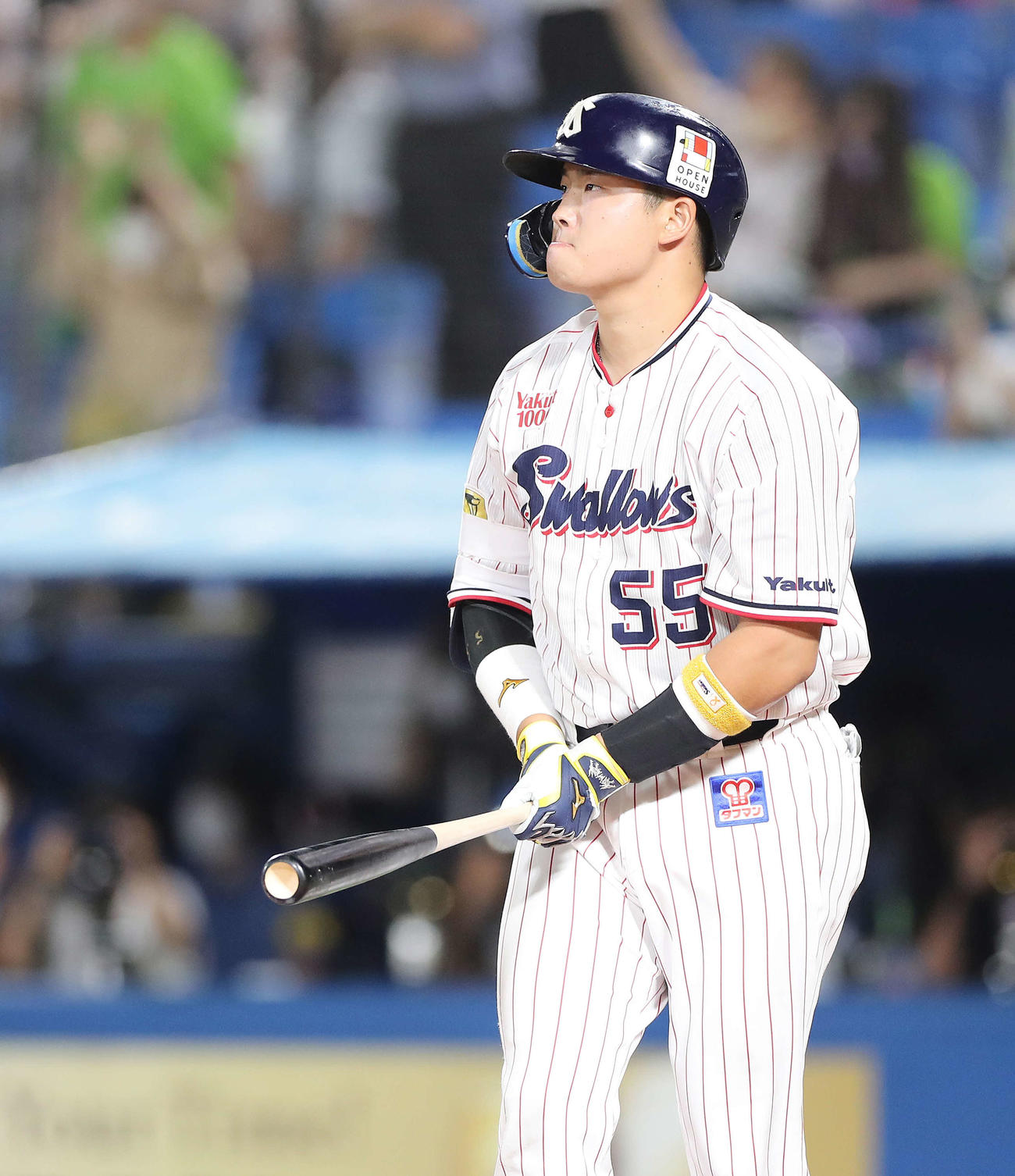 ヤクルト対巨人　9回裏ヤクルト2死一、二塁、55号となる左中間3点本塁打を放つ村上（撮影・河田真司）